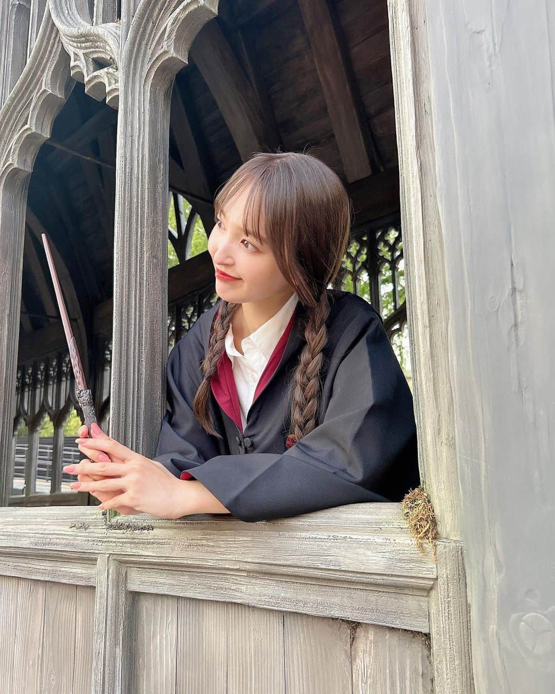 あかねぴのインスタグラム：「. ⁡ 渡り廊下は楽しみにしてたspot🪄♡ ⁡ ローブ着て写真撮ったら まさにホグワーツの世界って感じだった💭💕 ⁡ また行きたいな〜😽🎶 ⁡ ⁡ ⁡ #harrypotter #harrypotterfan #ハリーポッター #ハリーポッタースタジオツアー #ハリポタツアー #ハリーポッターコーデ #ホグワーツ #グリフィンドール #東京観光」