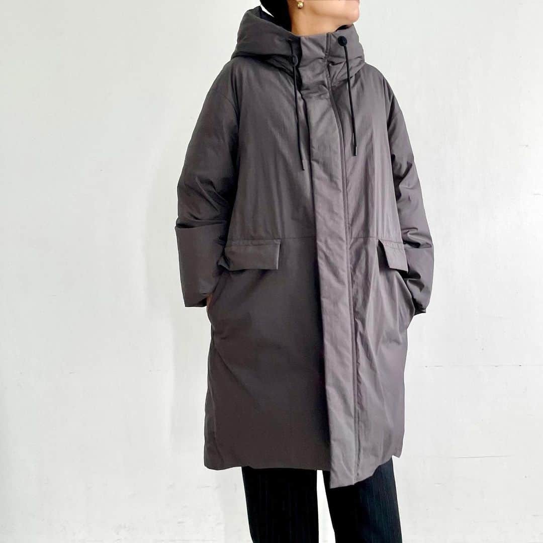エリオポールのインスタグラム：「【2023 WINTER COLLECTION PRE-ORDER】 HÉLIOPÔLE冬の新作の先行予約受付中！  Down Jacket  79.200yen / HÉLIOPÔLE   Ref: 23003089001HN Color: Gray. Black Size: 36. 38  下記店舗にてお電話での通販を承っております。  HELIOPOLE代官山店  03 3770 6438  HELIOPOLE 札幌店  011 209 5455  @heliopole_official #HELIOPOLE  #エリオポール」