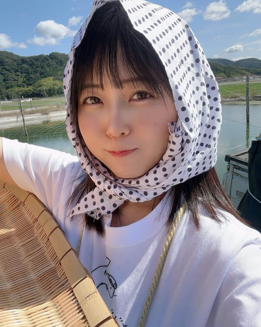 里咲りささんのインスタグラム写真 - (里咲りさInstagram)「どじょうすくいのお仕事！！！！ 島根県でどじょうすくいをしました🥰  この格好でどじょうすくうのかと思ったらこれは元々砂金を獲るときの服装で、これではどじょうは獲れないそうです。宴会芸でおもしろおかしくするための格好なんだって  #島根 #どじょうすくい #どじょう」10月7日 20時49分 - risasatosaki