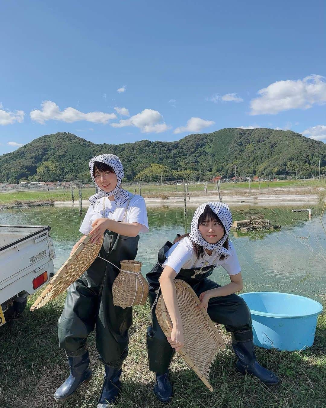 里咲りさのインスタグラム：「どじょうすくいのお仕事！！！！ 島根県でどじょうすくいをしました🥰  この格好でどじょうすくうのかと思ったらこれは元々砂金を獲るときの服装で、これではどじょうは獲れないそうです。宴会芸でおもしろおかしくするための格好なんだって  #島根 #どじょうすくい #どじょう」