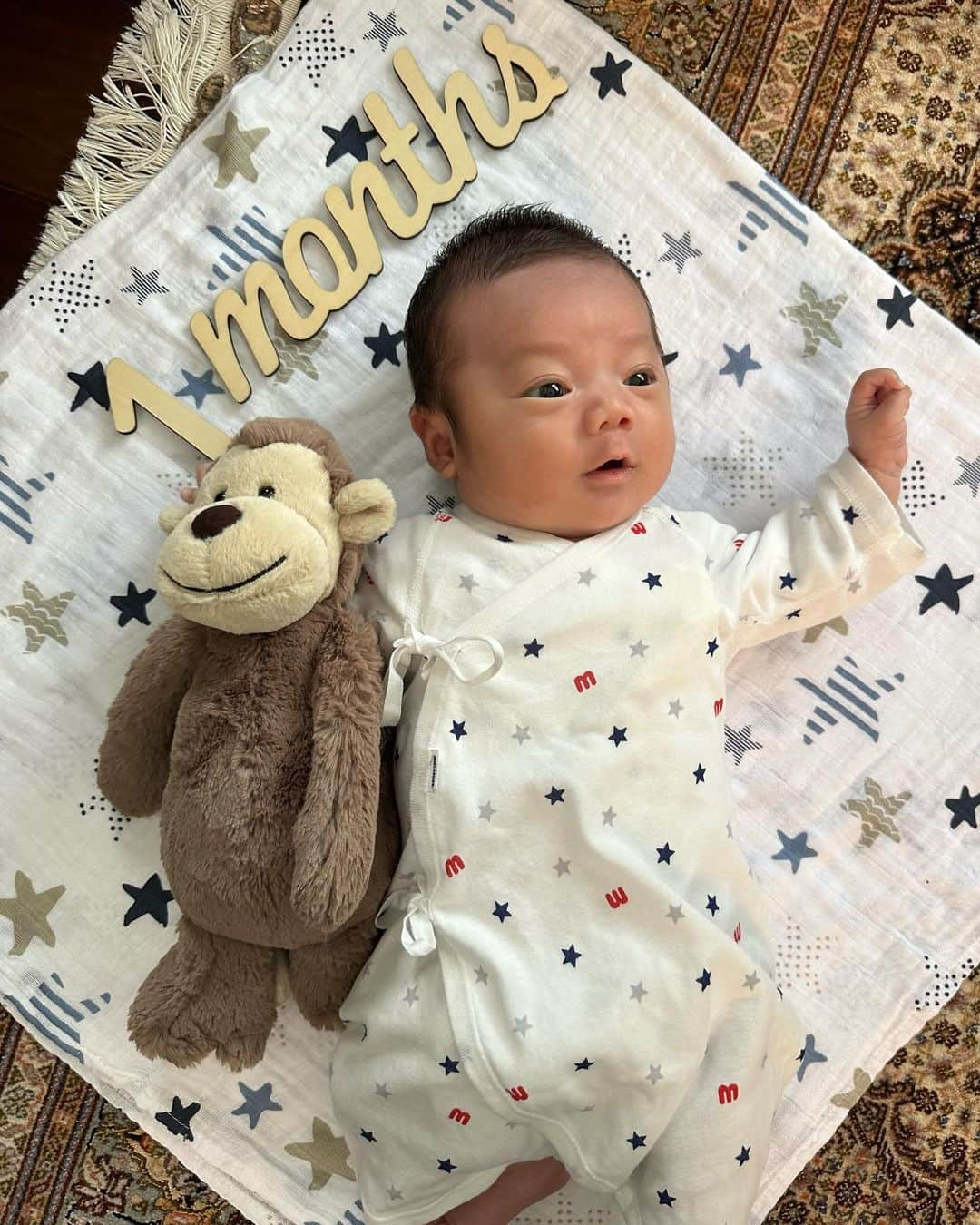 𝐓𝐒𝐔𝐊𝐀𝐒𝐀のインスタグラム：「. 10月7日　今日で1ヶ月☝🏼👶🏻🩵  ⚖️3344g→4820g 📏49.4cm→54.0cm  1ヶ月でめちゃくちゃ大きくなったぼくです  1ヶ月検診で周りの赤ちゃんより大きくてどでーーーんとして貫禄あった😂🤣  お風呂もだいすきやからどんだけぐずってても機嫌良く入ってくれる🛀  目も見えるようになってきたのか目で追ってくれるし、ベッドに寝かせると抱っこー！揺れろー！と言わんばかりに文句言ってる笑  成長してくれてて嬉しいばかりです🌱  これからもすくすく育ってね♡ . .  #新生児卒業#生後1ヶ月#1ヶ月ベビー #令和5年ベビー #赤ちゃんのいる生活 #赤ちゃんのいる暮らし #赤ちゃん #男の子ベビー#男の子ママ #成長日記#1ヶ月検診#月齢フォト #月齢」