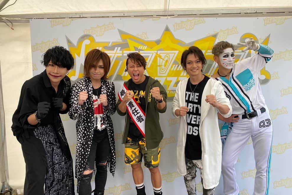樽美酒研二さんのインスタグラム写真 - (樽美酒研二Instagram)「おっと！明後日もライブだ✨ ちゃんと休まなきゃですね^_^  本日も一日お疲れ様でした♪🌙 #イナズマロックフェス」10月7日 20時50分 - ketsu.no.kamisama