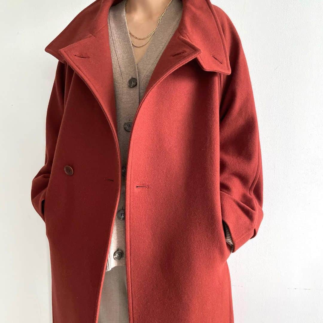 エリオポールのインスタグラム：「【2023 WINTER COLLECTION PRE-ORDER】 HÉLIOPÔLE冬の新作の先行予約受付中！  STAND COLLAR LONG COAT  69.300yen / HÉLIOPÔLE   Ref: 23003087021HN Color: Burnt red. Khaki. Black Size: 36. 38  下記店舗にてお電話での通販を承っております。  HELIOPOLE代官山店  03 3770 6438  HELIOPOLE 札幌店  011 209 5455  @heliopole_official #HELIOPOLE  #エリオポール」