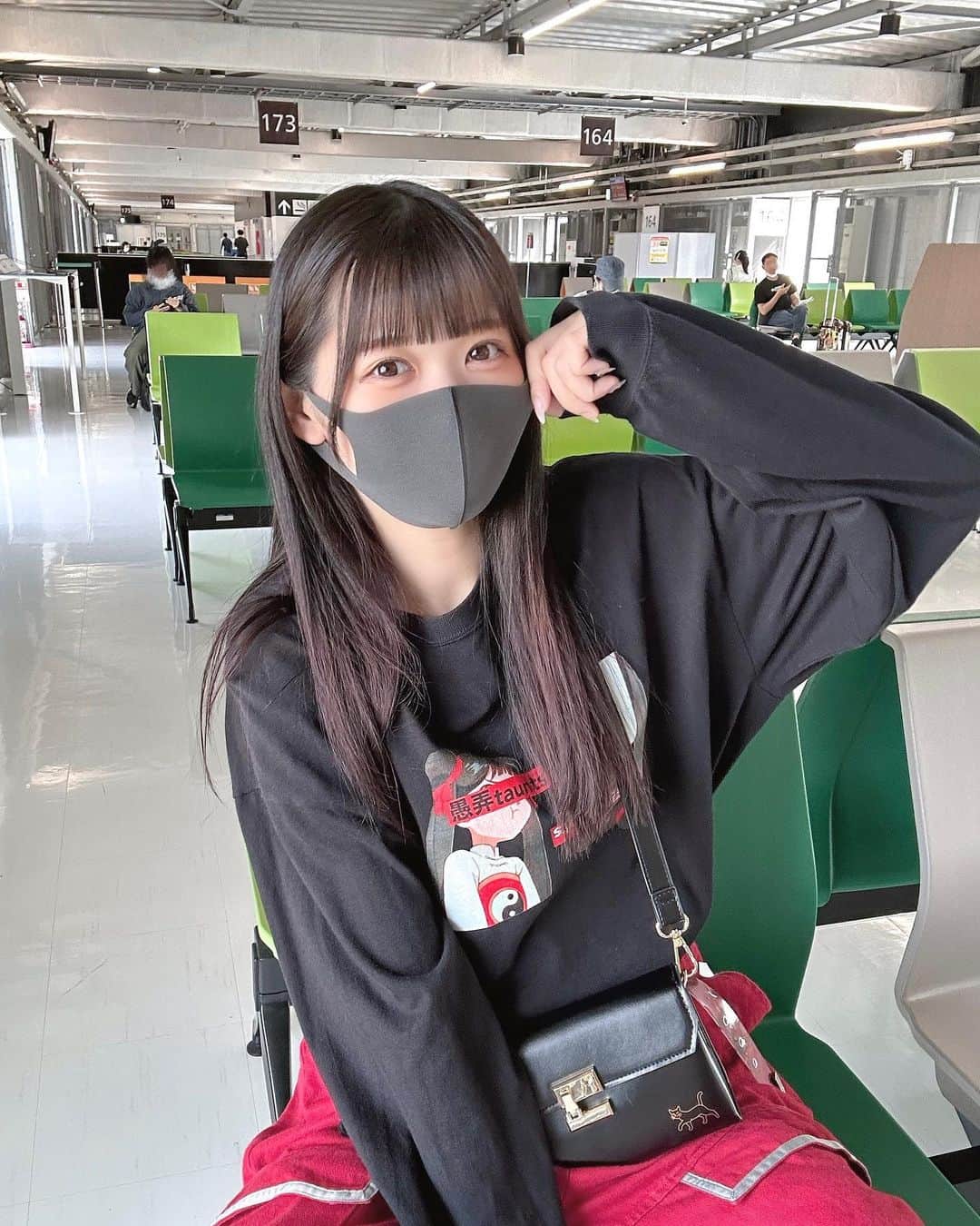 猪狩彩奈のインスタグラム：「人生のうちに47都道府県旅行いきたい💭 よく聞かれるので答える＾＾ 美容院は @a.yui0212 さん♡ まつパは @une_fleur_manatsu さん♡ 小顔矯正は @miroir__official  この日の服は @guro_taunts ズボンは @over__official です🫶🏻💭  ❤️‍🔥🍒 10月22日（日）東京国際フォーラムホールCにて、所属してるアイドルグループ『SweetAlley』の4thワンマンライブがあります！！🍒❤️‍🔥  チケットはプロフィールのリンクの1番上からゲットできます🎟 普段のライブで手売り販売もしてます🪄  📍 会場：東京国際フォーラム ホールC ⏱ 開場17:00／開演18:00 👛 料金：VIPチケット40,000円／Sチケット4,000円／Aチケット1,000円／手売りチケット1,000円（各D代別） 🚶🏻 入場順：①VIPチケット（当日抽選）→②Sチケット（整理番号順）→③Aチケット（整理番号順）→④手売りBチケット（整理番号順）  👑VIPチケット特典 最優先入場／VIP専用エリア／ワンマンTシャツ／バックヤード見学／リハーサル見学／サイン入りVIPパス／ファストパスチェキ券  🏅Sチケット特典 優先入場（一般エリア）／ワンマンTシャツ  ライブ後は特典会(チェキ会)があります📸！ トーク落書き有 ￥2000 トーク落書き無 ￥1000 🎁初めましての方はトーク落書き有チェキ❤️‍🔥3枚❤️‍🔥無料🎁(10/22以外🙏🏻)  その他ワンマン詳細はチケットと同じくプロフィールのリンクの1番上から見られます🧏🏻‍♀️ 通常ライブはプロフィールの「会えちゃう」やTwitterから予定チェックできます🫧  10月22日全力で楽しませるのでこの日は一緒に過ごさせてください🥺！インスタのみんなにも会えますように💭♡  ライブのことで分からないことあったら気軽にDMしてね🫶🏻既読つけられないけど全部読んでます💌」