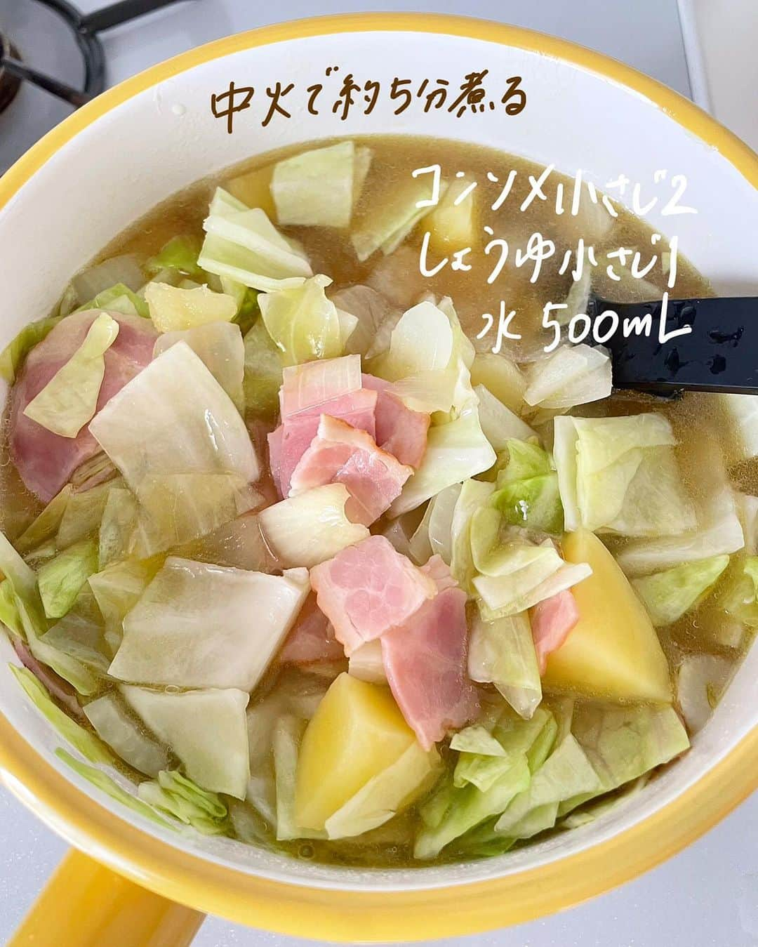 rinaさんのインスタグラム写真 - (rinaInstagram)「【レシピあり▷▶▷スワイプ】 #とろとろポテトのキャベツスープ 。  ほっこりあったまる❤️ 具沢山で大満足！旨みたっぷり吸ったとろけるポテトが癒しです。 ちょっとのベーコンと蒸し煮がポイント💡  パンはもちろん、パスタの献立に添えるだけで満足度アップ(野菜も摂れるし)、隠れてない隠し味の醤油が入るんでごはんでも合います◎ 冷え込む朝にスープあるだけで温まるし元気でますよー！ぜひ。  ーーーーーーーーーー  2、3人分  •じゃがいも…2個(200g) •キャベツ…200g •玉ねぎ…1/2個 •ベーコン…ハーフベーコン1パック •オリーブ油…大1 •酒…大2 •みりん…大1 ●コンソメ…小2 ●醤油…小1 ●水…500ml •塩こしょう…少々  ①じゃがいもは角切り、玉ねぎとキャベツはザク切りにする。ベーコンは短冊切り。  ②鍋にオリーブ油を引いてじゃがいも→玉ねぎ→ベーコン→キャベツの順に重ね入れる。酒とみりんを回しかけ蓋をして中弱火で8分ほど蒸し煮にする。  ③ざっくり上下を返したら●を加えて中火で5分ほど煮る。塩こしょうで味を調えて完成！  ーーーーーーーーーー  今日もかんぱーい◎！  。  #節約レシピ #簡単レシピ #節約生活 #簡単料理  #おかず  #簡単ごはん #暮らしの工夫 #今日のおかず#節約 #節約ごはん #晩ごはん#夜ごはん#おつまみに最高  #じゃがいも #キャベツ #コンソメスープ #おうちごはん #おうちカフェ  #スープ  #料理好きな人と繋がりたい  #自炊レシピ #自炊ごはん #朝スープ」10月7日 20時52分 - rina_kitchen