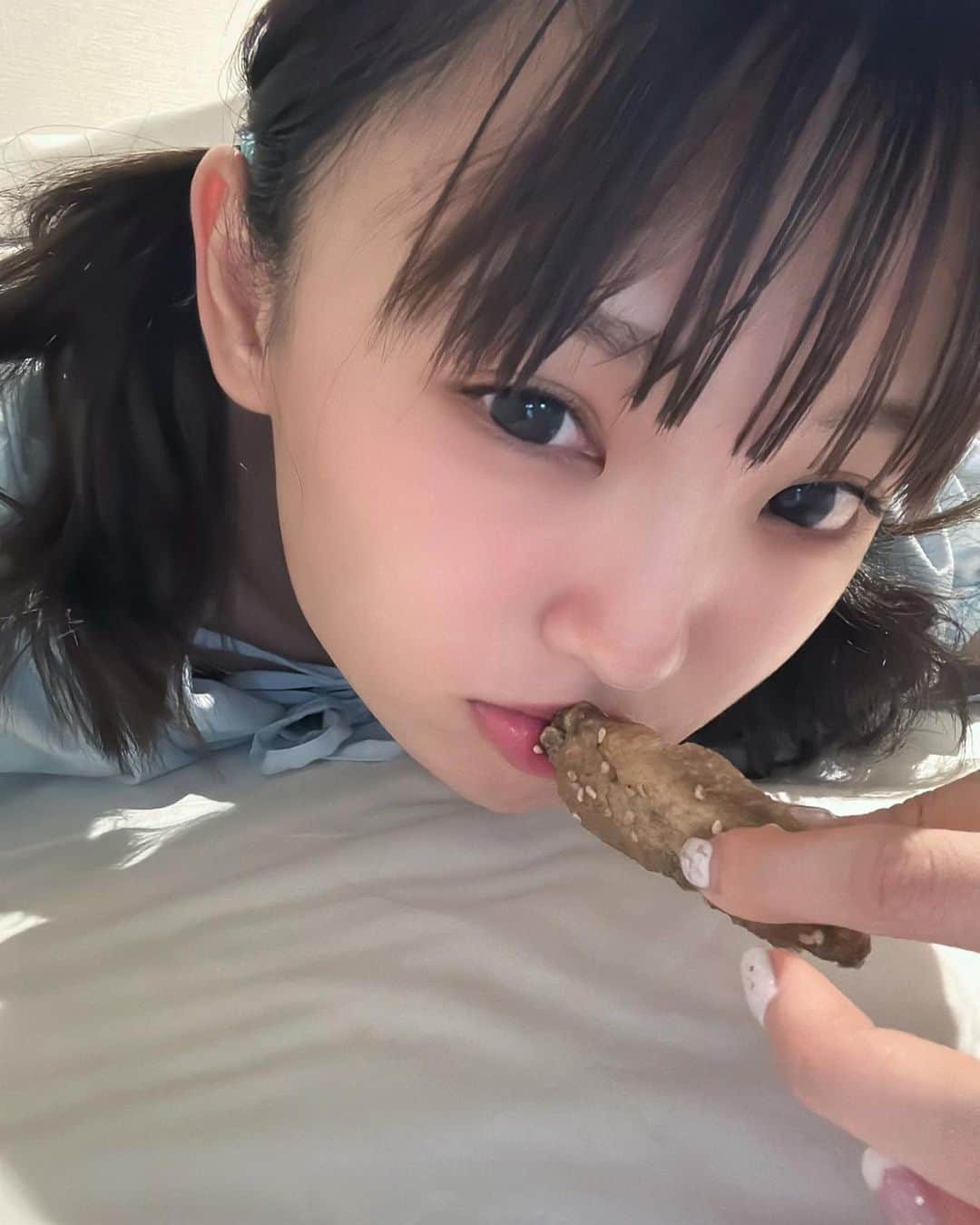 新澤菜央のインスタグラム：「しんしん食べかけの手羽先いる？？？🏯ˎˊ˗ ⠀ ⠀  名古屋で唯一食べた名古屋飯 ！ おいしかった ！ ⠀ #彼女の私服がかわいい #低身長コーデ #sサイズコーデ #156cm #骨格ウェーブ #名古屋グルメ #手羽先 ##tinajojun #merryjenny #メリージェニー #ガーリーコーデ #パステルコーデ #ツインテール #ootd #dailylook #fashion」