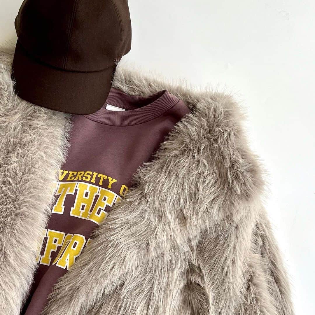 エリオポールのインスタグラム：「【2023 WINTER COLLECTION PRE-ORDER】 HÉLIOPÔLE冬の新作の先行予約受付中！  ECO FUR LONG COAT  52.800yen / HÉLIOPÔLE   Ref: 23003072021HN Color: Beige. Brown Size: 36. 38  下記店舗にてお電話での通販を承っております。  HELIOPOLE代官山店  03 3770 6438  HELIOPOLE 札幌店  011 209 5455  @heliopole_official #HELIOPOLE  #エリオポール」