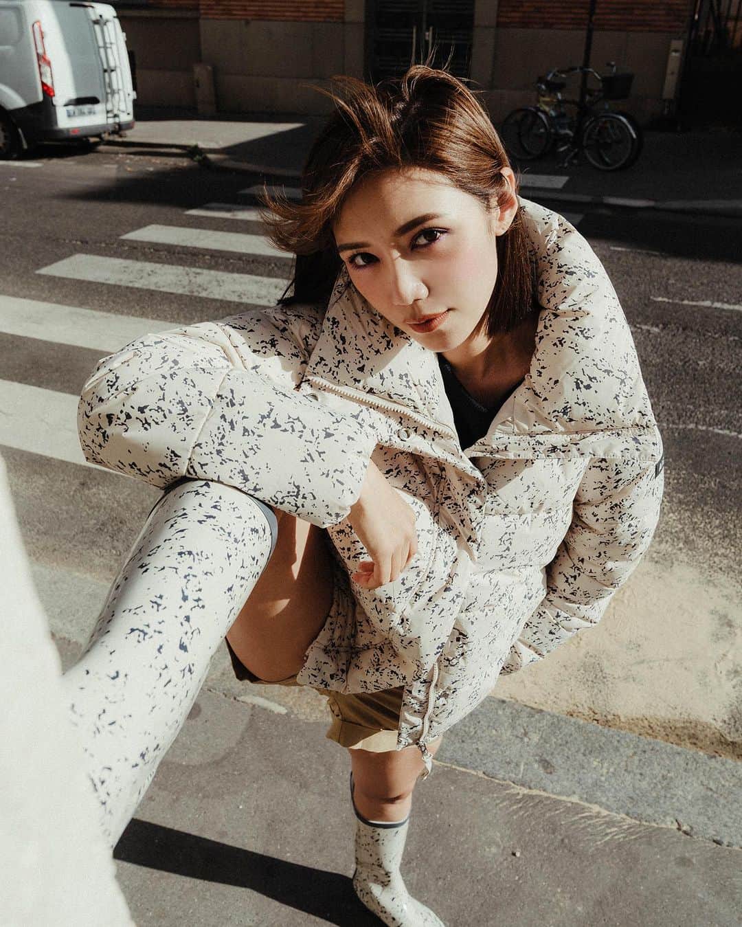Elva Niのインスタグラム：「Aigle SS24 collection exudes a fresh and rejuvenating vibe 這次的拍攝地點之一是在博物館內的植物園大溫室🌳 配合Aigle與巴黎國家自然歷史博物館聯乘推出的2024 春夏系列「A Journey」 顏色以大地色和淺色系為主 散發出清新悠閒的氣氛  @aigle @aiglehongkong #aigle #aiglehk #AIGLESS24 #PFW ##elvainpfw」