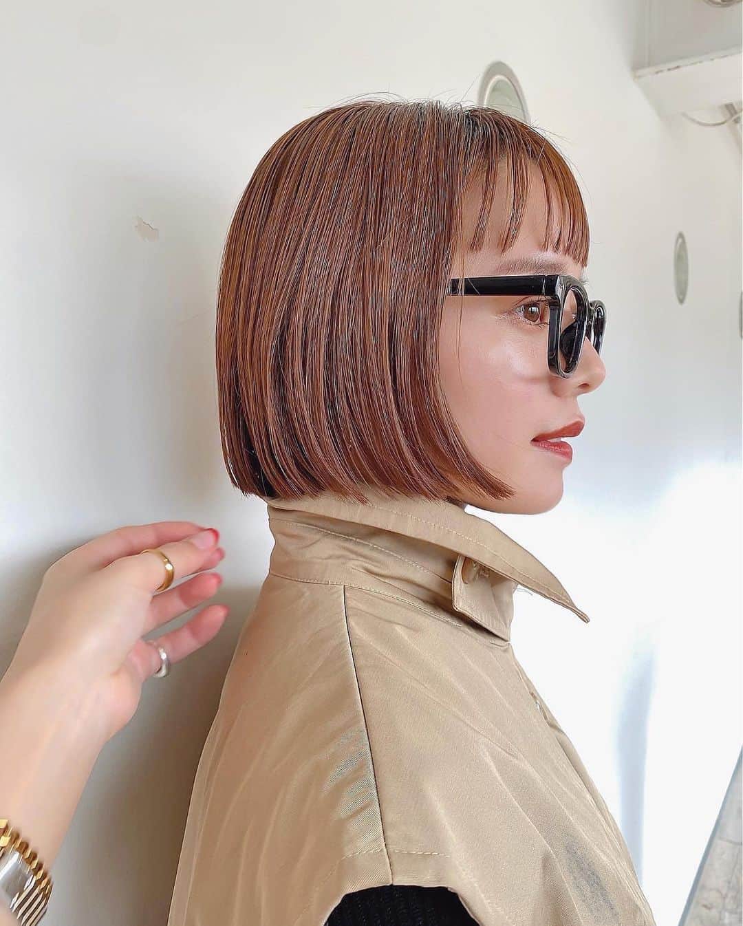 Momoさんのインスタグラム写真 - (MomoInstagram)「. ほんのりオレンジの オレンジブラウン🍊🧡 . ワンカラーで可能♡♡ . .  . ✔️画像を保存してカウンセリングの 時にみせてください♡♡ .  イメージを変えたいけど短くするのも ブリーチをするのも勇気がいる🥺 . そんな方にも幅広くその方にあった提案 をさせて頂き一緒におしゃれを楽しみましょう♡ . ブリーチカラーは【ケアブリーチ】を 推奨しております♡ . ケアブリーチは従来よりも髪の毛への ダメージが94%cutされます！ . ブリーチなしのダブルカラーも 提案させて頂きますのでぜひご相談ください♡ . 12／3から 新店舗　GARD/ëN (ガーデン／エン) がopen♡♡ . 場所は表参道♡♡ 新しいこだわりのつまったお店で ぜひお会いできるのを楽しみに お待ちしております♡♡ . . ご予約はTOPからご予約サイト に飛べます✈︎♡(料金もそちらを参考に) . ご新規様も喜んでお待ちしております♡ . お電話.DMからも受け付けております♡ (DMは返信が遅くなる可能性が ございますのでそちらご了承下さい🙇‍♀️)  . .  〒150-0001 東京都渋谷区神宮前5-39-2 2F . TEL☎︎ 03-6712-5995 . 表参道駅から徒歩5分🚶🏼‍♀️(A1出口) ( 銀座線/千代田線/半蔵門線 ) . . 月 定休日 火・水　11:00〜20:00 木・金　12:00〜20:30 土　10:00〜19:00 日　10:00〜19:00 祝　10:00〜19:00 . . ぜひ、ご予約お待ちしてます♡♡ . codeアカウントはこちら   @__cd.momo____________ ♡ . ぜひフォローしてください♡ .  #表参道#表参道美容室#表参道カフェ#ボブ#ミニボブ#オレンジカラー#オレンジブラウン#オレンジベージュ#ブリーチなし#ブリーチなしカラー#ショートヘア#メガネ#黒縁メガネ#メガネ女子#暖色カラー#秋カラー#ピレンジ」10月7日 20時53分 - momo__gram25