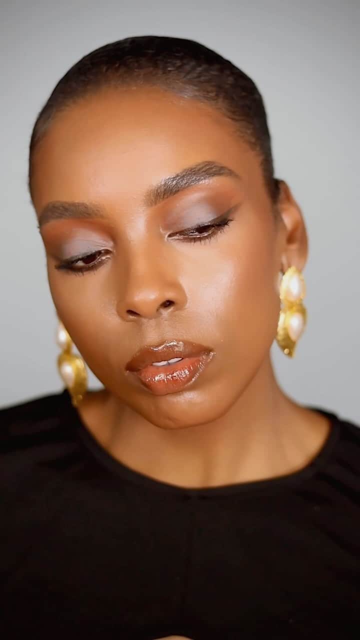Stila Cosmeticsのインスタグラム：「90s Super model eyes couldn’t be simpler thanks to @ehlieluna 😉  Get the look @UltaBeauty: 🤎Stay All Day Smudge Stick Waterproof Liquid Eye Liner in Espresso 🩶Suede Shade Liquid Eye Shadow in Sheer Pewter & Sheer Terracotta 🤎Stay All Day Matte Liquid Eye Liner in Matte Brown  #Stila #StilaCosmetics #FallMakeup #EyeMakeup #EyeLiner #BrownEyeLiner #Shimmer #UltaBeauty」