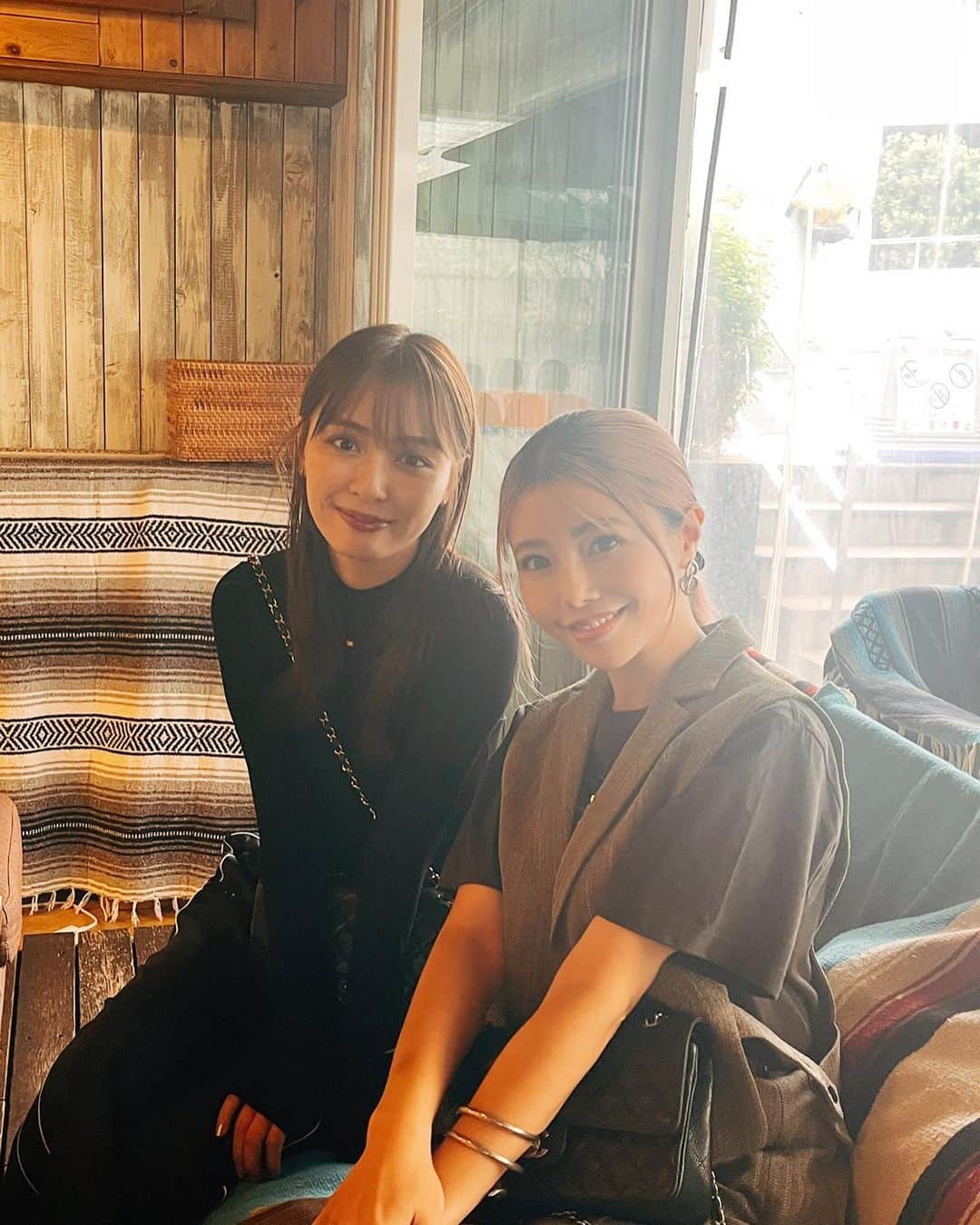 のインスタグラム：「･ 内田理央ちゃんとランチっ🍽 @rio_uchida  ･ ･ もう何万年ぶりってくらい久しぶりに感じたので、 とりあえずノンストップで近況報告会🗣 ･ りおちゃんはいつ会っても可愛い🫶 ほんわかゆるゆるで話してると癒されます☺️ ･ ･ その後は一緒にAmeriの展示会へ👗 来春の素敵なお洋服いっぱいで 2人でめぼしいアイテムをメモメモ✍️ ･ 私はいまだにオーダー品悩んでいます🤔💭笑 ･ ･ ･ りおちゃんまた近々ね～👋」