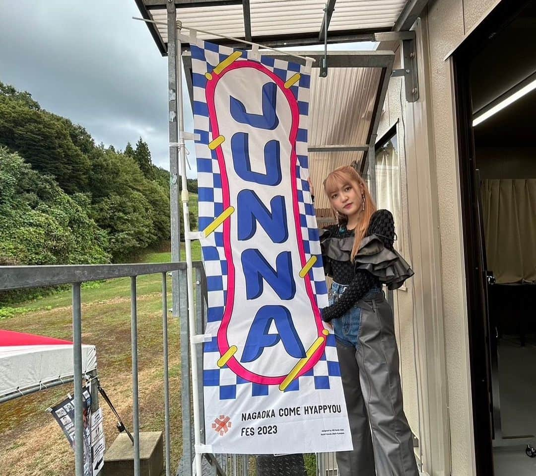 JUNNAさんのインスタグラム写真 - (JUNNAInstagram)「長岡米百俵フェス 2023、ありがとうございました👏🏻  はじまる前まではどしゃ降りだったけど、歌いはじめたら雨が止んでくれました。  みんなのパワーのおかげです。最高に熱く、楽しく歌えました🎤  そして、常田さんとのコラボも5年ぶりで嬉しくて、楽しかったです💜  ありがとうございましたっ🫶🏻」10月7日 21時02分 - junnarockyou