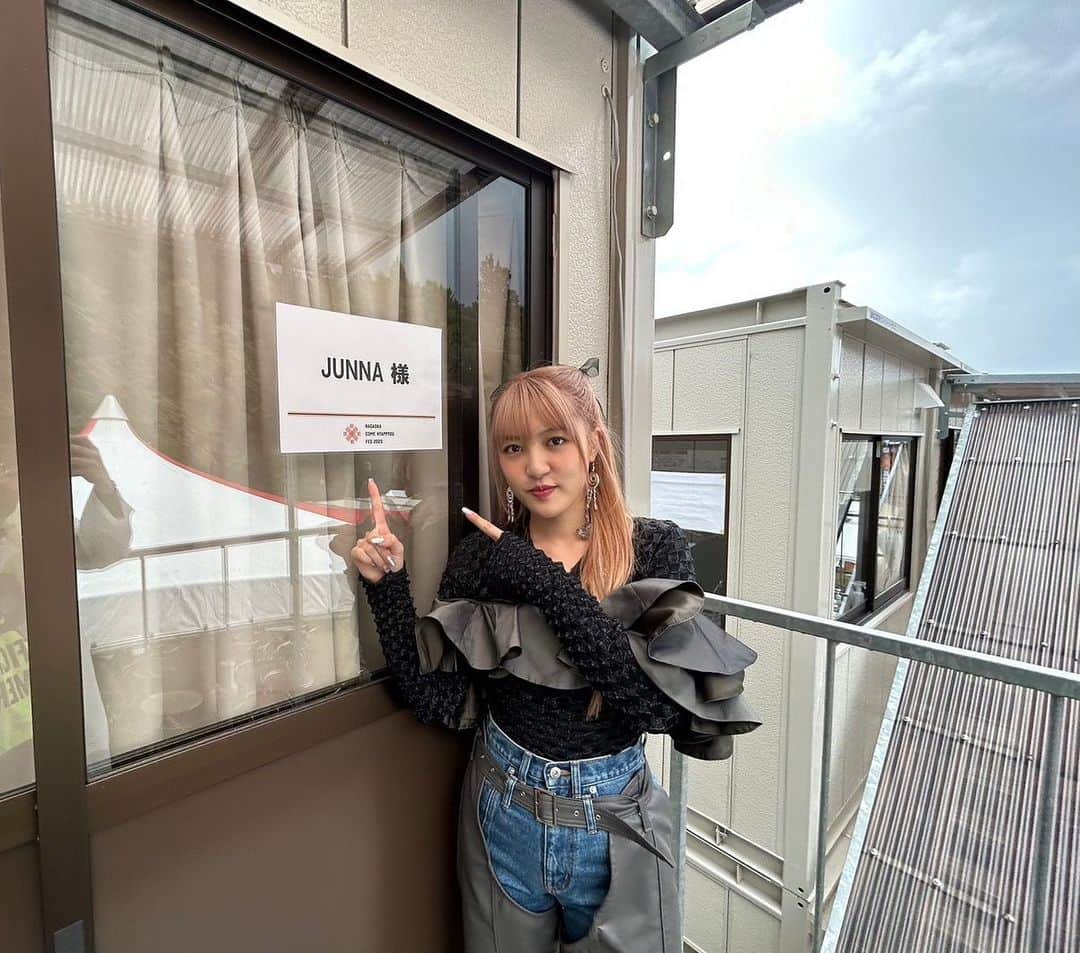 JUNNAのインスタグラム：「長岡米百俵フェス 2023、ありがとうございました👏🏻  はじまる前まではどしゃ降りだったけど、歌いはじめたら雨が止んでくれました。  みんなのパワーのおかげです。最高に熱く、楽しく歌えました🎤  そして、常田さんとのコラボも5年ぶりで嬉しくて、楽しかったです💜  ありがとうございましたっ🫶🏻」