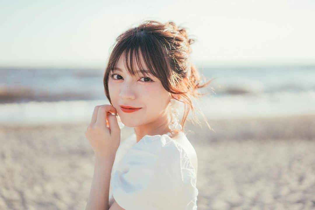 廣川奈々聖のインスタグラム：「とある夏の日でした🐰🪽♡ ⁡  📷´- ⁡ ⁡#ポートレート #海岸 #portraitmood #japanphotography」
