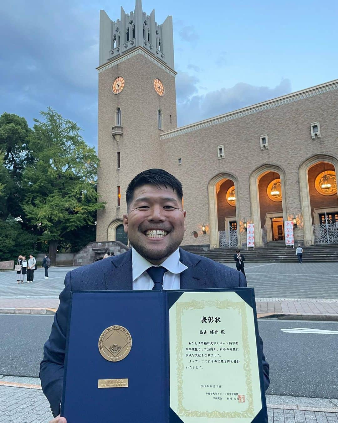 畠山健介さんのインスタグラム写真 - (畠山健介Instagram)「受賞✨✨✨  早稲田大学スポーツ科学学術院創設２０周年記念行事  「本学教旨にかなう活躍を果たしている卒業生」と評価して頂きました。  大学の1学年上で、 現在、静岡ブルーレヴスの 矢富さん(@yatomi_yuuki_09 )  同い年で 現在、ルリーロのCEOの 島川（@leriro_fukuoka ）  その評価に値するかは自分自身は分かりませんが、 頂けるものは有難く頂戴させて頂きます。  ありがとうございます🐻  #早稲田大学 #スポーツ科学学術院 #創立20周年記念行事 #高田馬場 #スポーツ科学部 #本キャン慣れてなくて迷う #式場はすぐ横だった #とほほ #矢富勇毅 さん #島川大輝 #CEO #有難く #いただきます #ラグビー #rugby」10月7日 20時57分 - hatake03