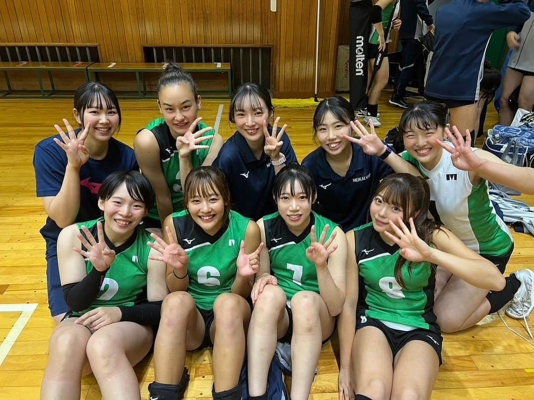 衣笠乃愛のインスタグラム：「4年生💚同期🤝🏻 いつもありがとうみんな大好きです🫶🏻  入学時6部から始まりやっとここまで来れました… 後は入れ替え戦で勝って1部に昇格🔥  📷：関東学連 . . . #明海大学 #明海大学女子バレーボール部 #volleyball #バレー部 #バレーボール部 #四年生 #同期 #いつもありがとう」