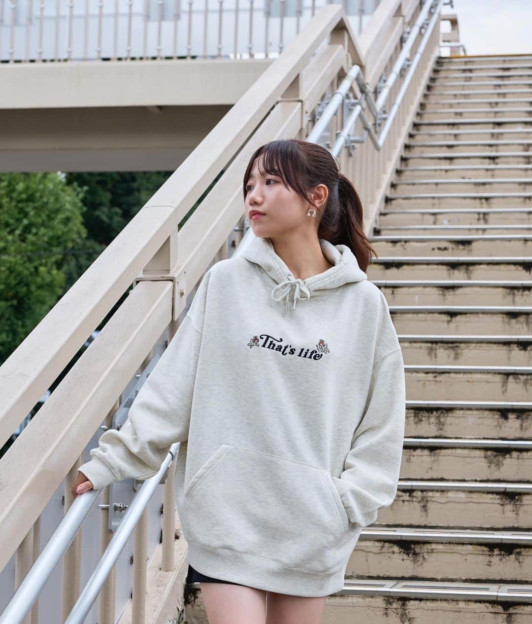 UNAのインスタグラム：「今年もいっぱいパーカー着るぞ😏  Parker @thatslife.jp  (10/7(土)21:00~ 販売開始) みんなもお揃いにしよ💕  #pr」