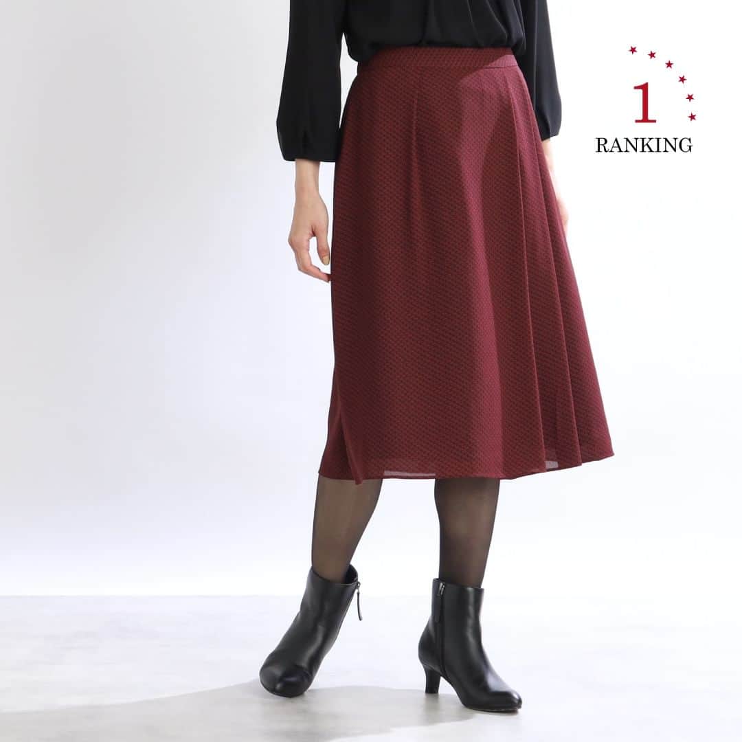 Reflect リフレクトさんのインスタグラム写真 - (Reflect リフレクトInstagram)「WEEKLY RANKING - bottoms -  今、店舗とオンラインストアでリアルに売れている 人気ボトムスBEST3をランキングでご紹介します。  プリントの柄が目を引くプリントスカートや 秋が深まるこれからの時季にぴったりの ワイドパンツがランクイン！  ぜひチェックしてみてください♪  ｜商品情報｜ ①クラシカルプリントスカート No.101-77452｜¥18,920(taxin) ②リーフプリントスカート No.101-77456｜¥19,910(taxin) ③ワイドクロップドパンツ No.101-67401｜¥22,990(taxin)  ▼プロフィール@reflect_kobe_officialより、 公式サイトページにリンク頂けます。  #reflect #リフレクト」10月7日 21時00分 - reflect_kobe_official