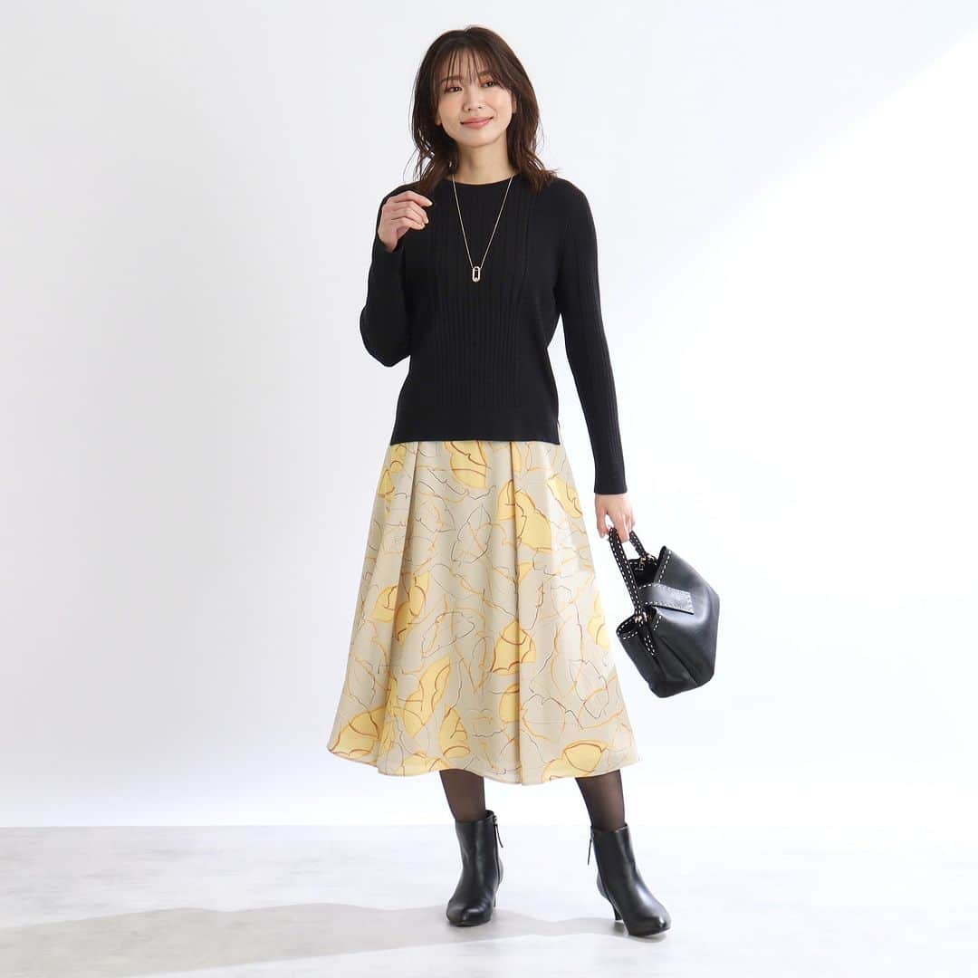 Reflect リフレクトさんのインスタグラム写真 - (Reflect リフレクトInstagram)「WEEKLY RANKING - bottoms -  今、店舗とオンラインストアでリアルに売れている 人気ボトムスBEST3をランキングでご紹介します。  プリントの柄が目を引くプリントスカートや 秋が深まるこれからの時季にぴったりの ワイドパンツがランクイン！  ぜひチェックしてみてください♪  ｜商品情報｜ ①クラシカルプリントスカート No.101-77452｜¥18,920(taxin) ②リーフプリントスカート No.101-77456｜¥19,910(taxin) ③ワイドクロップドパンツ No.101-67401｜¥22,990(taxin)  ▼プロフィール@reflect_kobe_officialより、 公式サイトページにリンク頂けます。  #reflect #リフレクト」10月7日 21時00分 - reflect_kobe_official