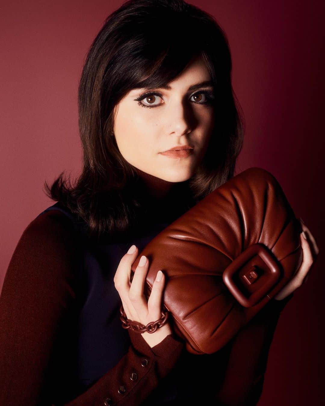 ロジェ・ヴィヴィエのインスタグラム：「The Viv’ Choc bag is composed of meticulously draped leather and monochromatic hardware, offering a contemporary twist to the timeless ensemble worn by @Emiliajonesy.    #VivChocBag #RogerVivier #GherardoFelloni」