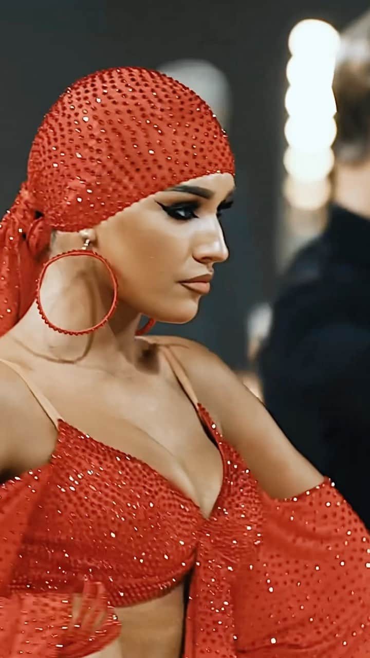RU.TVのインスタグラム：「Мария Мельникова и Руслан Айдаев, воспитавший более 10 чемпионов мира, впервые проведут турнир по спортивным бальным танцам «Midnight Ball». Не пропусти самое захватывающее событие этой осени! 🍂  Мероприятие пройдет 16 ноября 2023 года в прекрасном концертном зале «Барвиха Luxury Village».  Открытие вечернего отделения будет сопровождаться оркестром, ведущим мероприятия выступит президент Российского танцевального союза, Станислав Попов, а подарком для гостей и участников турнира станут выступления Seville и Мота.  #rutv #рутв #memaria」