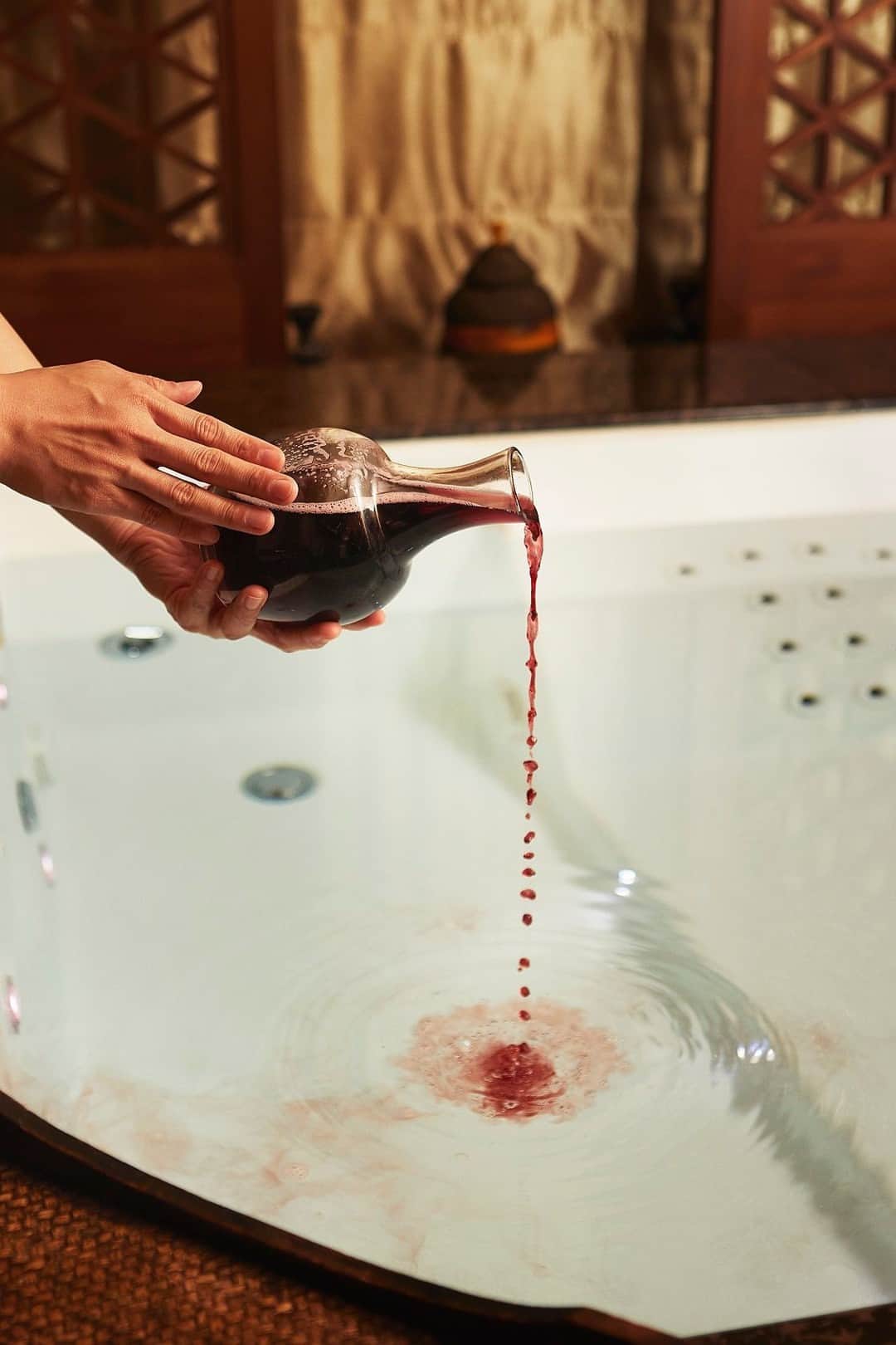 Shangri-La Hotel, Tokyoのインスタグラム：「Chiスパより秋のシグネチャースパトリートメントが到着。⁣ ⁣ 夏の疲れを癒す「オーセンティック東京エクスペリエンス 秋」は、強い抗酸化作用を持つポリフェノールに着目し、ポリフェノールが豊富に含まれる赤ワインや赤葡萄葉を使用。⁣ ⁣ 赤ワインを贅沢に使用したバスで体を温め、赤葡萄葉のスクラブで夏の紫外線で疲れた肌をマッサージ。スチームサウナでデトックスした後は、果実のように華やかなオレンジ、マンダリン、ホーリーフ、ゼラニウムの香りに包まれながら全身をマッサージしてほぐします。⁣ ⁣ 心身ともに癒される極上のひとときをお過ごしください。本トリートメントは11月末まで。⁣ ⁣ Autumn Signature Spa Treatments arrive from Chi, The Spa.⁣ ⁣ The Authentic Tokyo Experience Autumn, to combat summer fatigue, focuses on polyphenols, which have powerful antioxidant properties, and uses red wine and red grape leaves, which are rich in polyphenols.⁣ ⁣ A luxurious red wine bath warms the body, while a red grape leaf peeling massages skin tired from summer UV rays. After a detox in the steam sauna, the whole body is massaged and pampered with the fruity scents of orange, tangerine, hoary leaf and geranium.⁣ ⁣ Enjoy an exquisite moment of healing for body and mind. This treatment is available until the end of November.⁣ ⁣ #shangrilacircle #myshangrila #shangrilahotels #shangrila #shangrilatokyo #tokyotravel #tokyotrip #tokyostation  #Chithespa #シャングリラ #シャングリラ東京 #シャングリラサークル #東京駅 #丸の内 #大手町  #Chiスパ #ホテルスパ」