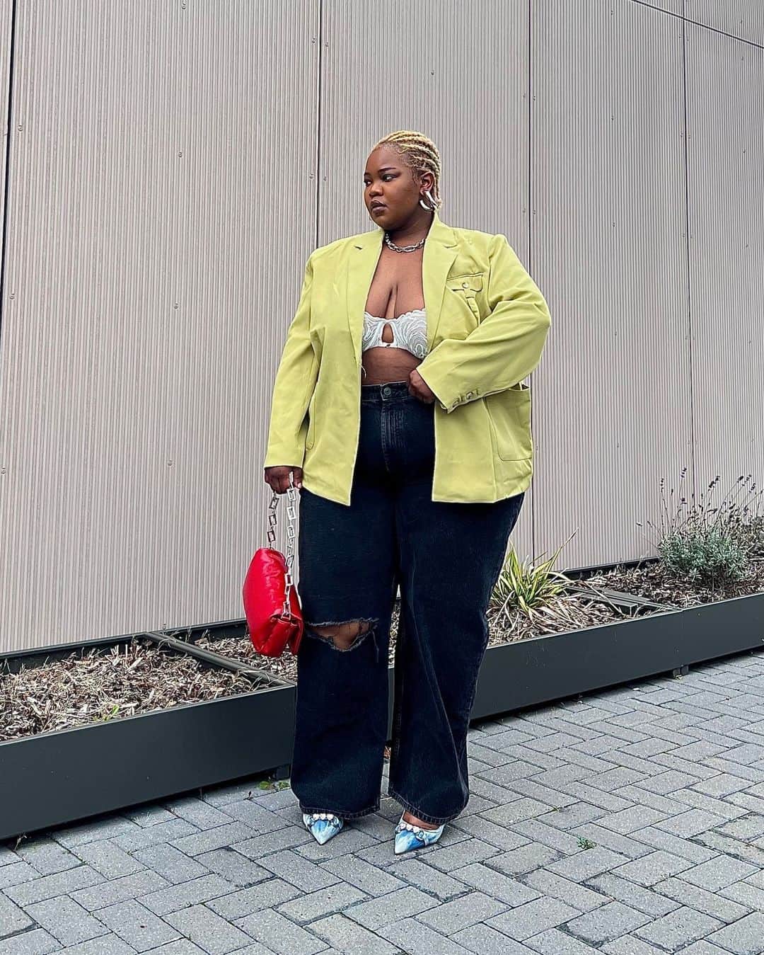 ASOSさんのインスタグラム写真 - (ASOSInstagram)「It’s jeans and a nice top szn 💚👖 As seen on @issathicknation [she/her] ⚡️  ASOS DESIGN Curve baggy boyfriend jean [124596955] 4th & Reckless Plus blazer [126349069] ASOS DESIGN Curve Bridal balcony bra [120634183] Topshop Simone puffy shoulder bag [131453717]」10月7日 21時00分 - asos