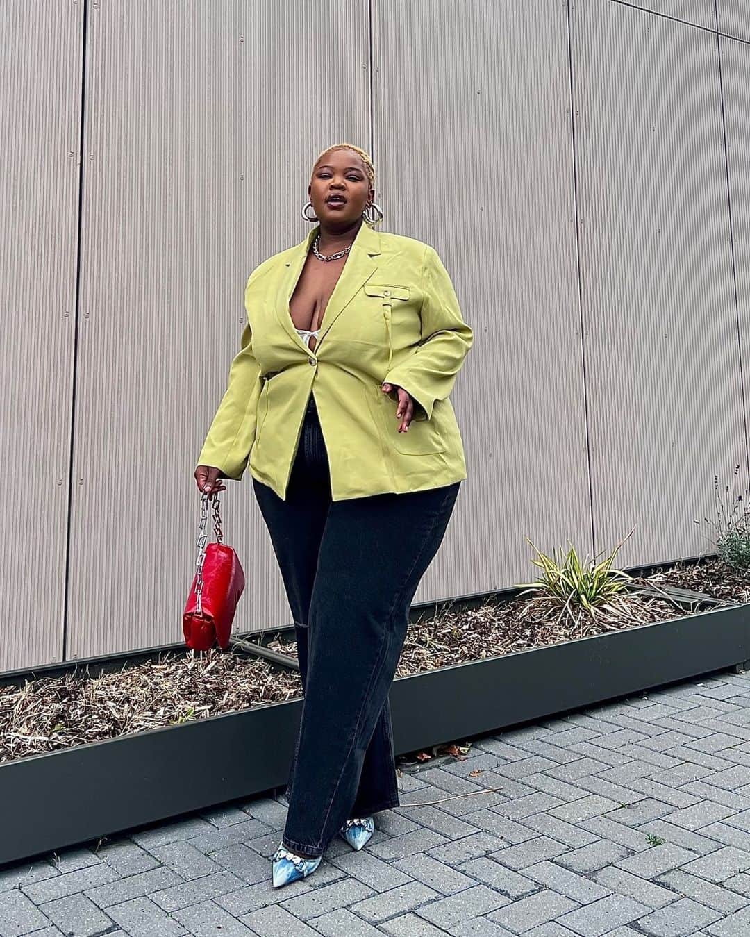 ASOSのインスタグラム：「It’s jeans and a nice top szn 💚👖 As seen on @issathicknation [she/her] ⚡️  ASOS DESIGN Curve baggy boyfriend jean [124596955] 4th & Reckless Plus blazer [126349069] ASOS DESIGN Curve Bridal balcony bra [120634183] Topshop Simone puffy shoulder bag [131453717]」