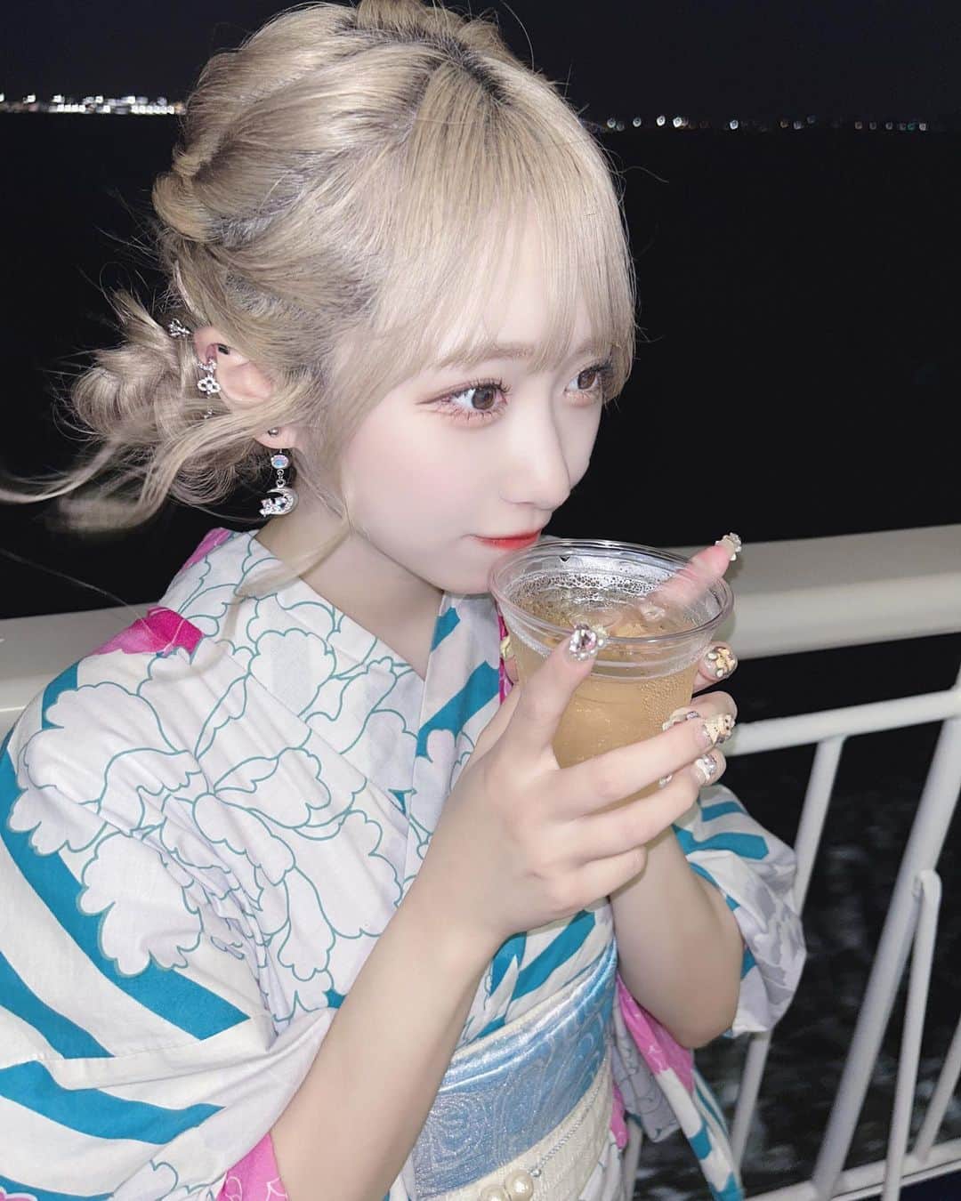 椎名栞のインスタグラム：「夏が終わる音がする . . . . . #夏  #浴衣  #浴衣ヘアアレンジ  #浴衣女子  #夏の思い出  #船  #彼女  #🎐」