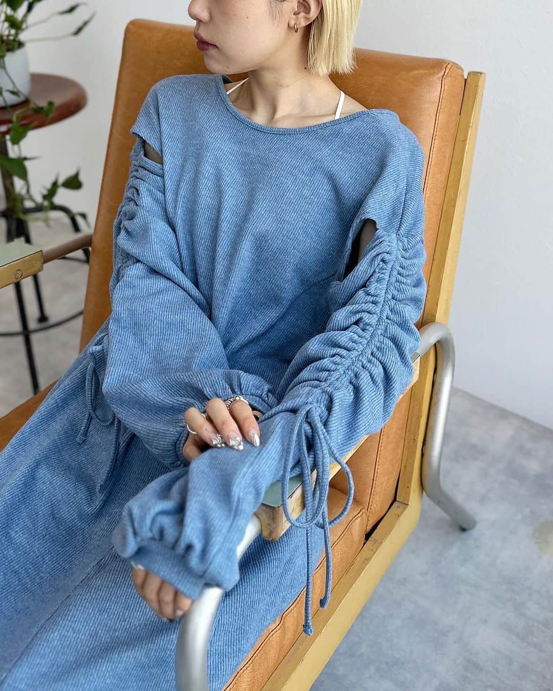 w closetのインスタグラム：「【new arrival】  "これ欲しいと思ったら保存しておくと便利♪" ____________________  起毛リブドロストリボンワンピース ¥6,490 color : Lベージュ　ブルー　チャコールグレー  ふんわりシルエットの袖が可愛い Aラインのシルエットでスタイルアップが叶います♪  ワンピースはバックスタイルもきまる♡ ____________________  #wcloset#wclo_snap#ダブクロ#ダブルクローゼット#トレンドアイテム#カラーコーディネート#秋ファッション#秋コーディネート#コーディネート#秋コーデ#カジュアルコーデ#カラーコーデ#トレンドコーデ#大人カジュアルコーデ#ワンピース #ワンピースコーデ#秋ワンピ#秋ワンピース#ロングワンピース#ロングワンピ#秋靴#ワンピ#ブルーコーデ#ニットワンピース#ニットワンピ#肌見せコーデ#20代コーデ#大学生コーデ#ベージュコーデ#ブラックコーデ」