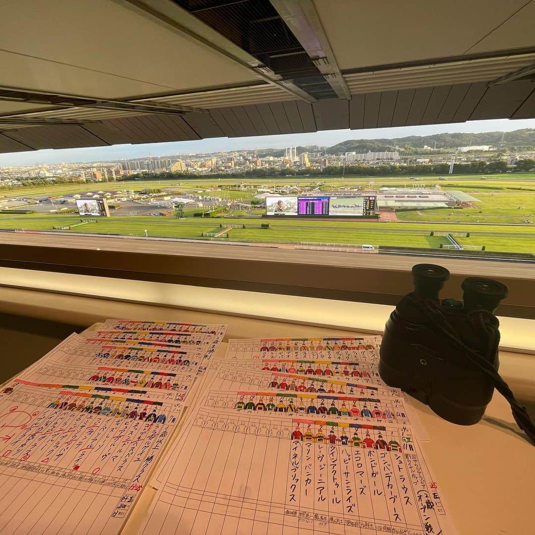 髙橋大悟のインスタグラム：「#競馬研修🏇 #秋の東京競馬場開催！🍁  競馬実況の奥深さを知る日々です。 ひたむきに頑張ります！💪🔥  #ウイニング競馬 #東京競馬場 #実況席 #かなり高い #テレビ東京 #アナウンサー #髙橋大悟」