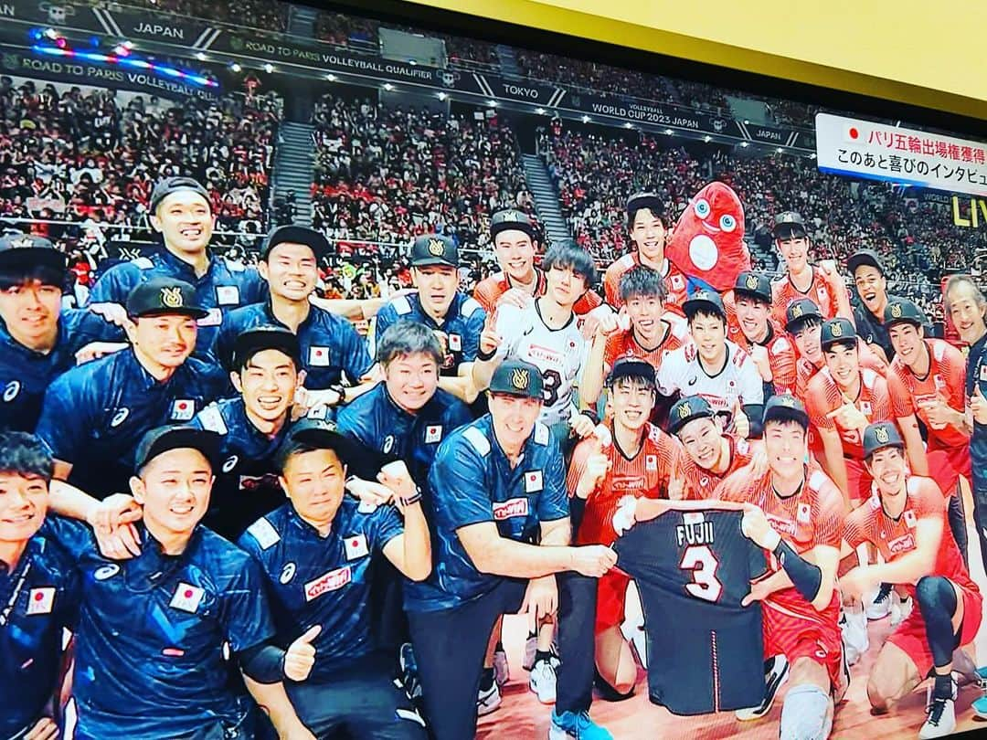 KABA.ちゃんのインスタグラム：「やったー❣️❣️日本男子バレー勝った〜❣️❣️  おめでとうパリ五輪出場㊗️ありがとう🇯🇵👏👏👏👏  感動しちゃった😭😭😭良かった〜❣️❣️❣️  #男子バレーボール #日本男子バレーボール代表  #おめでとう #パリ五輪出場決定  #感動 #最高 #ありがとう #明日も応援するわよ #頑張れ日本 #🇯🇵」