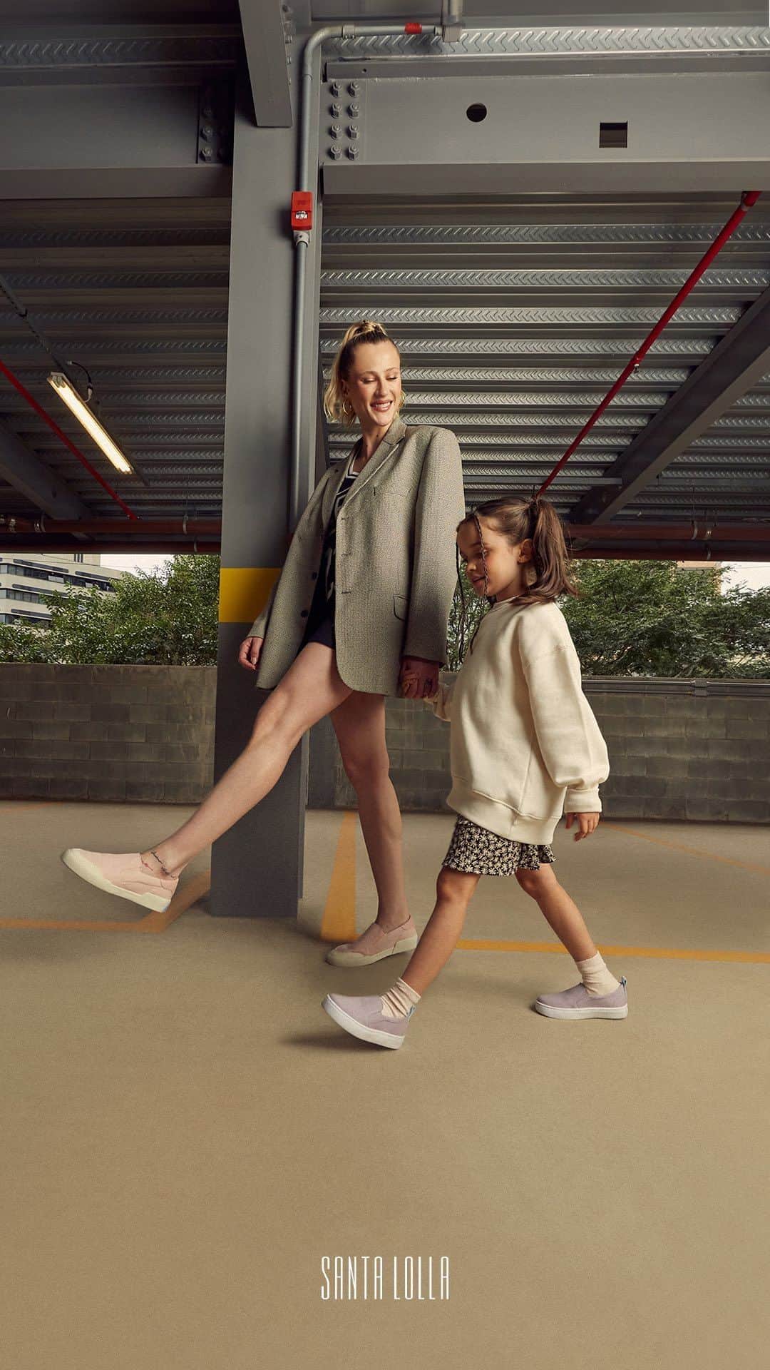 Santa Lollaのインスタグラム：「De repente... MINI! A galocha é aquele key item pra você e pra sua mini versão arrasarem juntas nas produções fashionistas. #santalolla #santalollaMINI #rainboots」