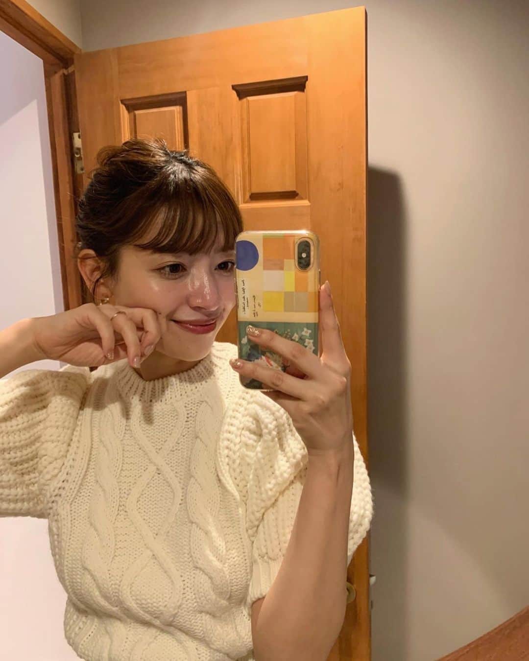 前坂美結さんのインスタグラム写真 - (前坂美結Instagram)「この時期にしかできないコーデを たくさん楽しんでる🍂🤍　 　 ニットなのにお腹出してみたり。。☺️   . ショート丈とパフスリーブが可愛いニットは　 @amel_official__ ♡  柔らかい生地で着心地も良い🤍　  . ブラウンのパンツに靴下＋ローファーで　 秋らしさを意識したよ📚 メガネもかけようと思ってたけど、 めちゃくちゃ玄関に忘れてきた〜っ🥸  #PR #エイメル #秋コーデ　 #amel #amel_official__  #三連休初日 #お買い物day #🍂」10月7日 21時05分 - miyumaesaka