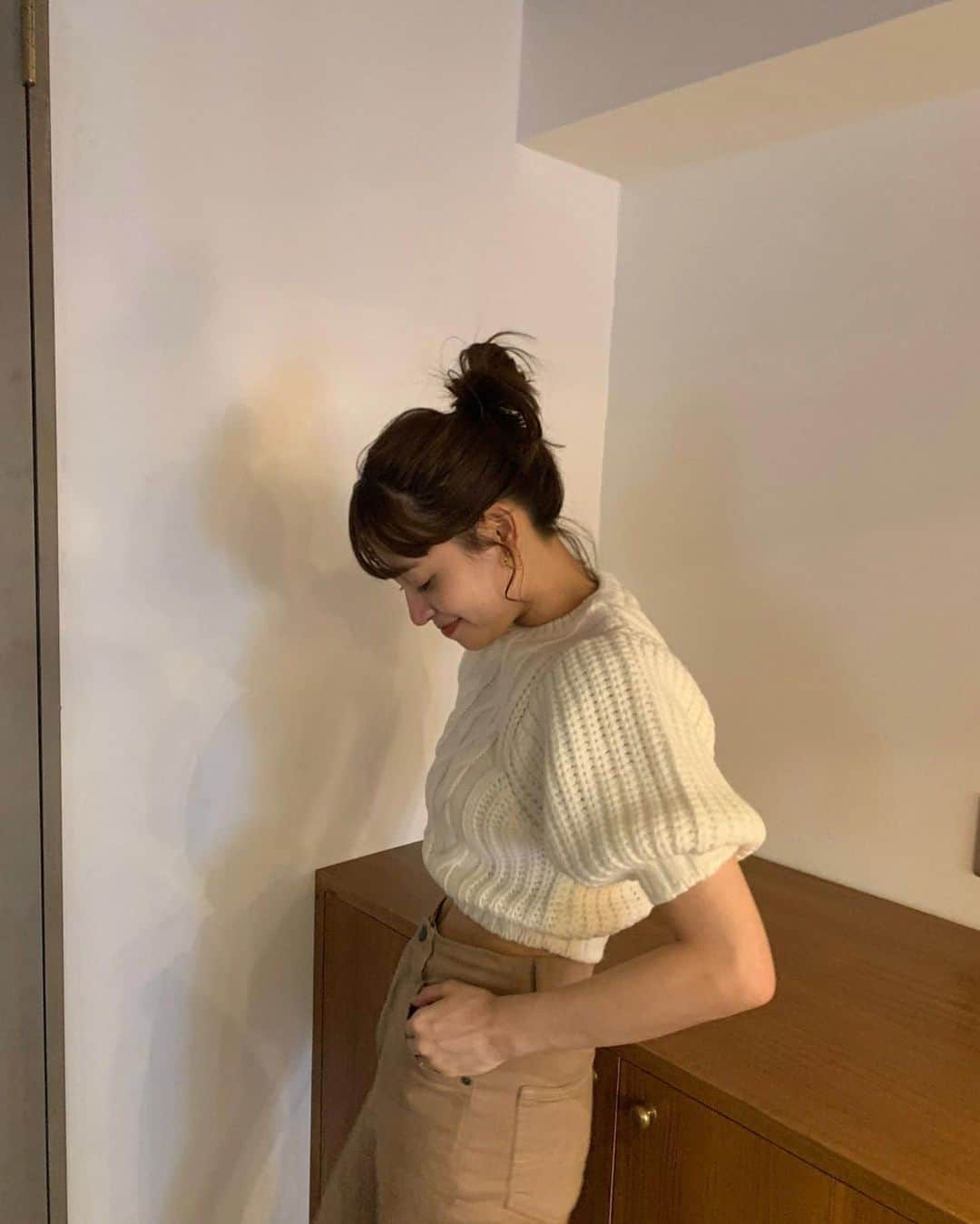 前坂美結さんのインスタグラム写真 - (前坂美結Instagram)「この時期にしかできないコーデを たくさん楽しんでる🍂🤍　 　 ニットなのにお腹出してみたり。。☺️   . ショート丈とパフスリーブが可愛いニットは　 @amel_official__ ♡  柔らかい生地で着心地も良い🤍　  . ブラウンのパンツに靴下＋ローファーで　 秋らしさを意識したよ📚 メガネもかけようと思ってたけど、 めちゃくちゃ玄関に忘れてきた〜っ🥸  #PR #エイメル #秋コーデ　 #amel #amel_official__  #三連休初日 #お買い物day #🍂」10月7日 21時05分 - miyumaesaka