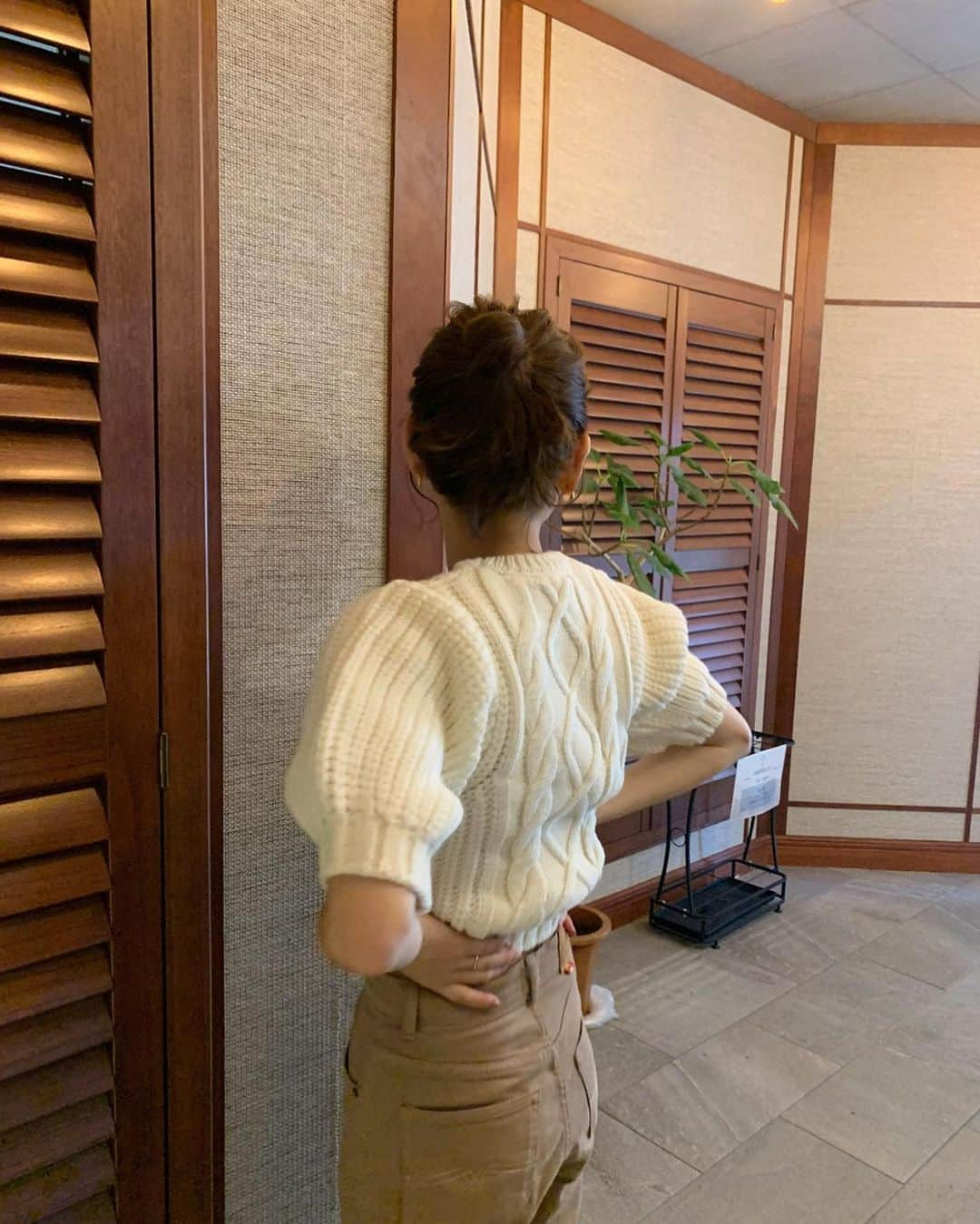 前坂美結さんのインスタグラム写真 - (前坂美結Instagram)「この時期にしかできないコーデを たくさん楽しんでる🍂🤍　 　 ニットなのにお腹出してみたり。。☺️   . ショート丈とパフスリーブが可愛いニットは　 @amel_official__ ♡  柔らかい生地で着心地も良い🤍　  . ブラウンのパンツに靴下＋ローファーで　 秋らしさを意識したよ📚 メガネもかけようと思ってたけど、 めちゃくちゃ玄関に忘れてきた〜っ🥸  #PR #エイメル #秋コーデ　 #amel #amel_official__  #三連休初日 #お買い物day #🍂」10月7日 21時05分 - miyumaesaka