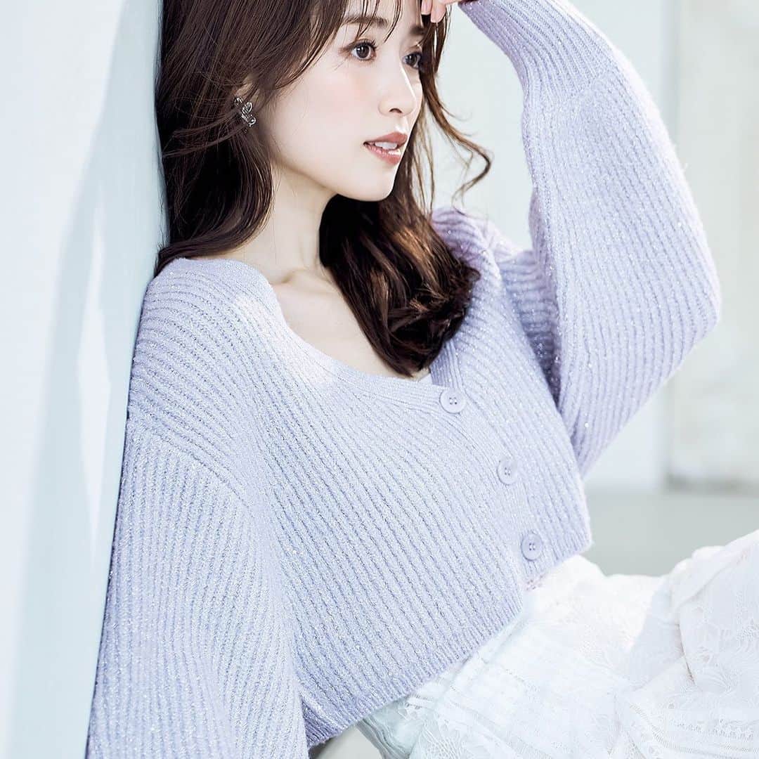 MERCURYDUOのインスタグラム：「《 WEB CATALOG INFO 》  ㅤ ✔10.6(FRI)release!! #泉里香 さんが着るMERCURYDUOの新作コレクション公開！  “prism”  儚げな煌めきと色のハーモニー  日常にちょっとしたときめきと彩りを加えるラインナップ。  今シーズントレンドのスパンコールを用いた 光沢感が目を惹くスカートや、 冬の澄んだ空気に映える柔らかなカラーニットなどを展開します。  シャギーやファーなどの温もりを感じる素材に身を包む、 泉里香さんのどこか儚くスウィートな表情は必見です。  ㅤ #RUNWAYchannel にて特集ページUP！ 泉里香さん着用アイテムを全店舗・WEBにて販売開始！  ———————————————  人気スタッフのコーディネートはこちら ▶︎ @mercuryduo_stylingㅤㅤㅤㅤㅤㅤ  #MERCURYDUO #マーキュリーデュオ #RUNWAYchannel #泉里香 #mercuryduo_izumirika #mm_moteMAGAZINE  ———————————————」