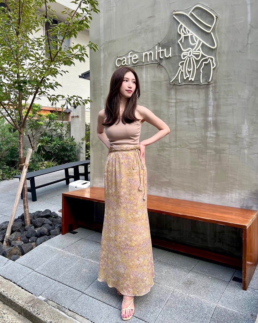 阿野いずみのインスタグラム：「涼しくなったな〜と思ったら10月😳！！！ 9月が慌ただしく過ぎちゃってびっくり😂  まだ暑かった日のコーデ 🏷️ tops @grl_official  skirt @deicy_official  shoes @grl_official   お気に入りのスカートなので、 ニットを羽織ってブーツに履き替えて秋も過ごそうと思います🧶  #pr #DEICY  #秋コーデ #骨格ウェーブコーデ #フェミニンコーデ #みんなのレディコーデ #大人かわいいコーデ #grlコーデ #プチプラコーデ #30代ファッション #福岡カフェ」