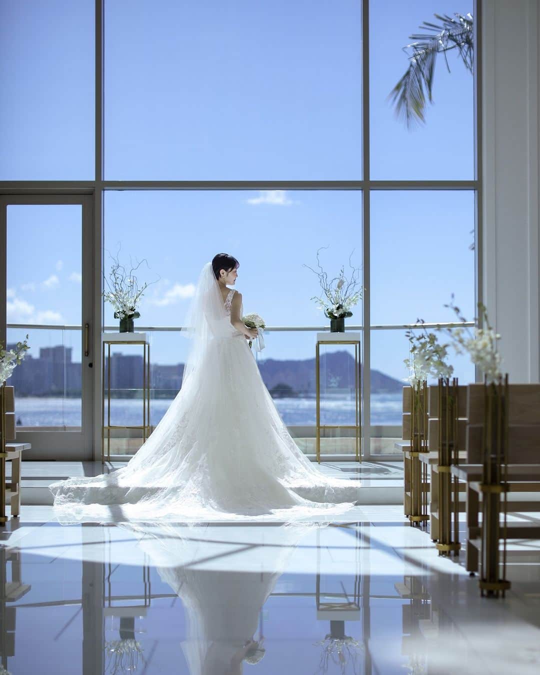 The Terrace By The Seaのインスタグラム：「@the_terrace_by_the_sea Hawaii Wedding情報はこちら𓂃𓈒𓏸  ---------  ワイキキより車で約10分のカカアコエリアに建つ ザ・テラス バイ・ザ・シー  波打つハワイの海を感じさせる ナチュラルウッドの壁  サンゴからできた“見守る”という特別な意味を持つ コーラルストーンの柱  ハワイの素材を使用した上質な空間は 花嫁姿がよく映える𓍯  -------------------  = produce = モチーフ @motif_resort  = photo = Etsuro @etsuro808_photography  --------------------  ハワイのザ・テラス バイ・ザ・シーにて 挙式を検討されていらっしゃる方におすすめ✯  2023年9月にオープン11周年を迎えることを記念して、 お得なアニバーサリープランのご案内を開始！  《組数限定 11th Anniversary Plan 最大 28.9万円 OFF！ 》  おふたりのご希望に合わせて選択可能な２つのプランを ご用意。  挙式に必要な基本挙式、ドレス＆タキシード、新婦様ヘ アメイク、アルバムが含まれるシンプルプランA（30組限 定）。  プランB（20組限定）はさらにロケーション撮影や アルバムアップグレードなどが含まれた充実プラン。  プロフィール欄のURLより、ウエディングの相談ご予約 が可能です。 小さい疑問や質問にもお答えいたしますので、お気軽に お問い合わせくださいませ🌺  ザ・テラス バイ・ザ・シーでは、健康と安全を最優先に 配慮し、安心してハワイでの時間を楽しんでいただいて おります𓆉  #テラスバイザシー #TheTerraceByTheSea #TAKAMIBRIDAL #タカミブライダル #MotifRESORT #テラス花嫁 #モチーフ花嫁 #リゾートウェディング #リゾート婚 #ハワイウェディング #ナウパカチャペル #ダイヤモンドヘッド #ステンドグラス  #カカアコ」