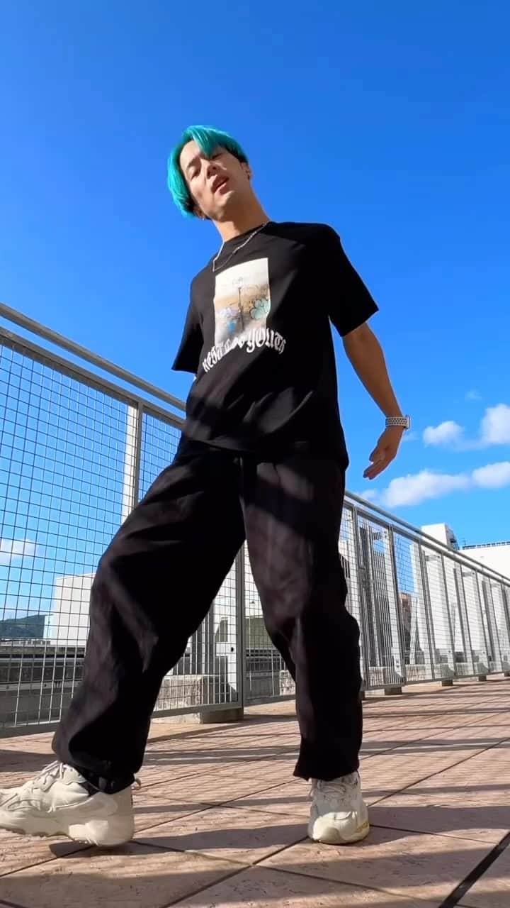 KAYLLYのインスタグラム：「This is how I dance with my song🔥💪  #shuffledance  #cuttingshapes #edm  #ravelife  #dance  #instadance  #instaproducer」