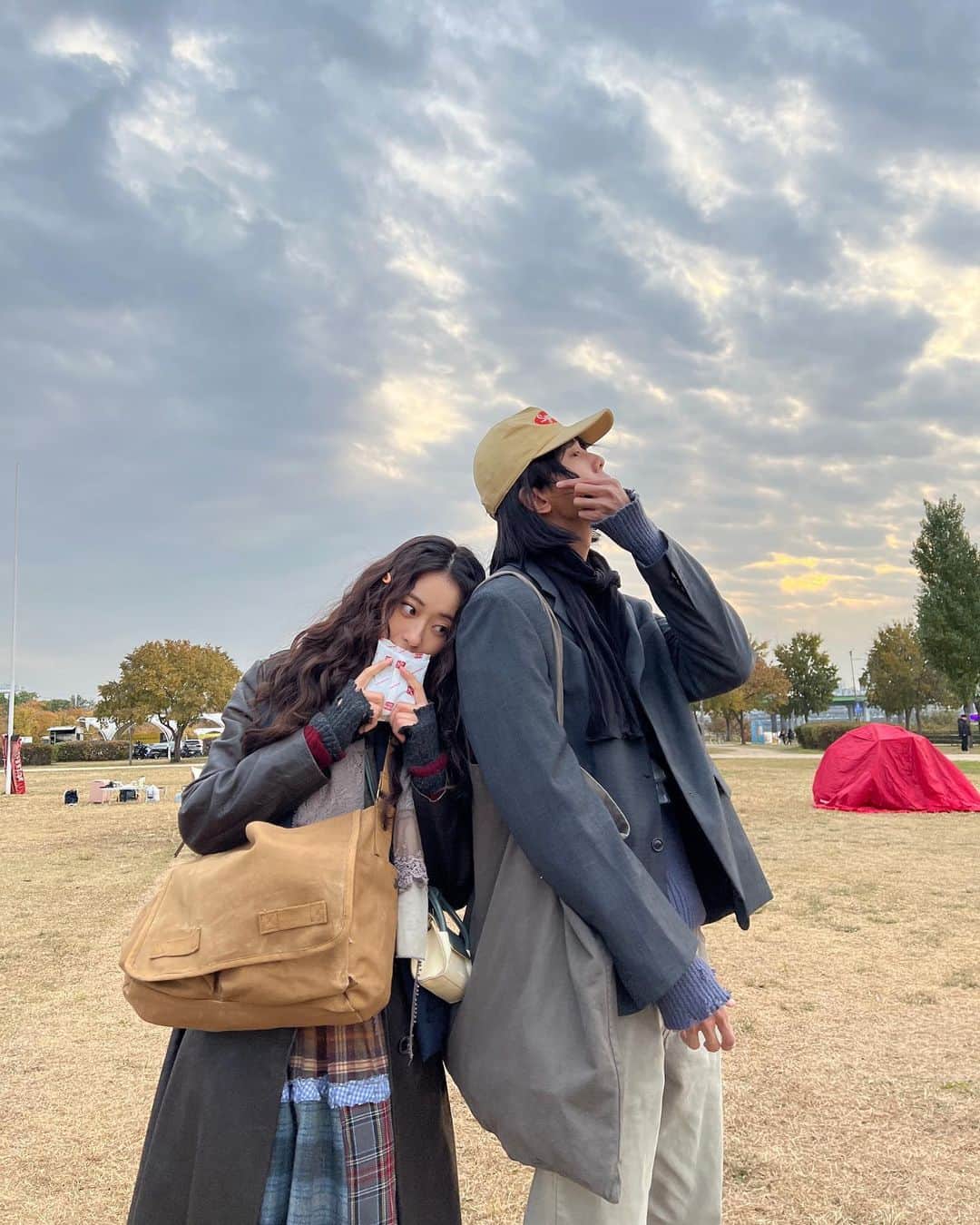 ギョンリ のインスタグラム：「#힘쎈여자강남순 오늘부터 start~ jtbc 10:30 / tiving / netflix   노선생 역을 맡아 지현수(@ophen28) 와 남순이의 친구 노숙자커플 로 출연했어요.  재밌게 봐주세요🩷」
