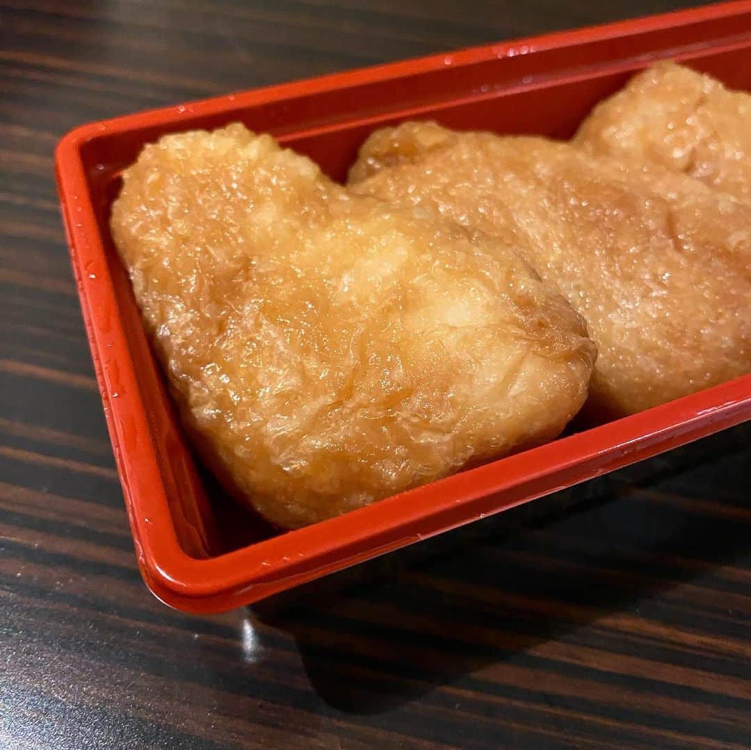 服部円さんのインスタグラム写真 - (服部円Instagram)「餅いなり。これはヤバくてキケンな食べ物です。。。  #餅いなりはのみものです #餅いなり #餅活」10月7日 21時10分 - madokahattori