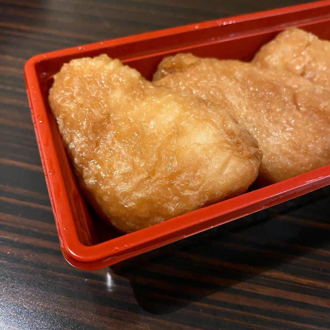 服部円のインスタグラム：「餅いなり。これはヤバくてキケンな食べ物です。。。  #餅いなりはのみものです #餅いなり #餅活」