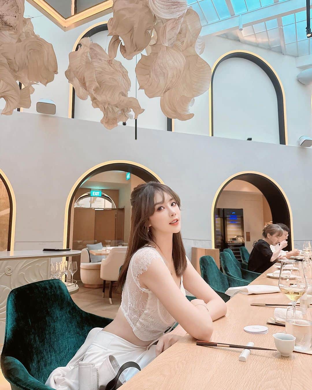 夏晴のインスタグラム：「此趟我根本來收集美食的😚 回味各種經典必吃 這家是比較特別的 幾個月換一種菜色 共10幾道 精緻餐點 招牌是乳鴿👍🏻挺好吃的  聽說總共是要吃3小時 但我餓沒辦法等那麼久🫣  每一道都有它的一個卡片介紹 我把其中一個叫多啦A夢的文內snack看成要吃🐍  真的是該好好學英文了😂  🍴BORN 米其林一星 🏠#01-01, 1 Neil Road, Singapore, 新加坡」