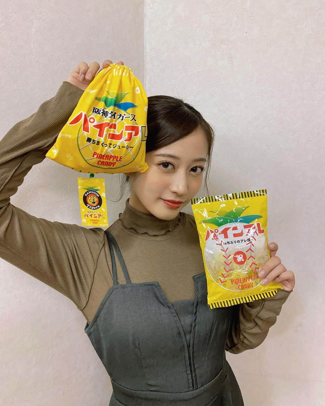 川上千尋のインスタグラム：「Wパインアレ🍍  #どちらも使えません  #飴に関しては  #こじりんから譲り受けたものの #食べれません #それくらい #貴重」