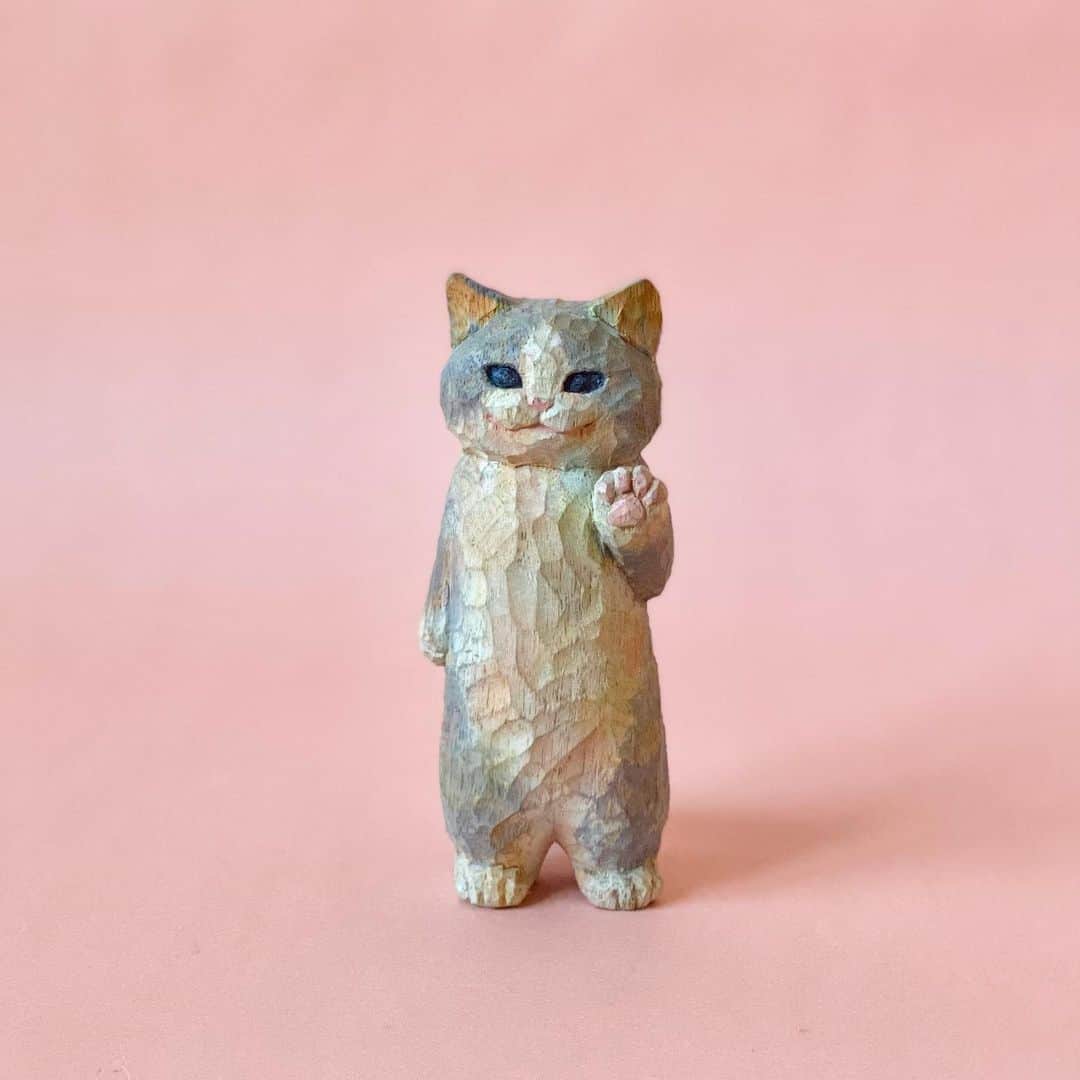 のインスタグラム：「単色の背景で撮影すると、なんだか作品が緊張しているように見えます。  やぁ！  #cat #sculpture #hanafusasakura」