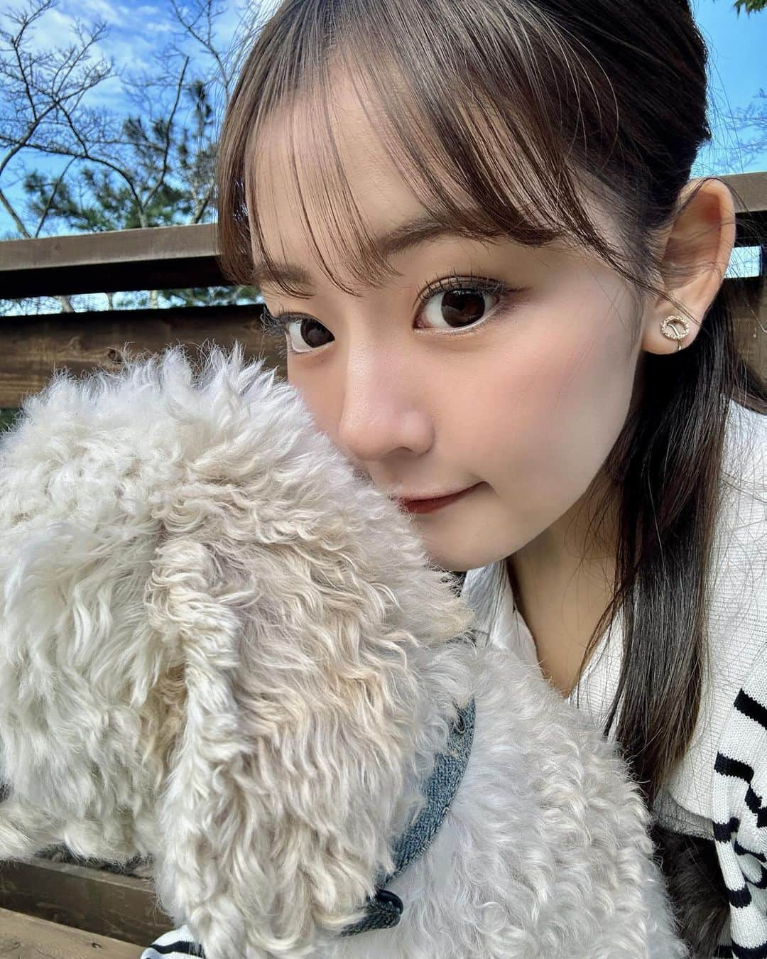 河野まひるのインスタグラム：「さいこうな土曜日🐶🤍  #jk#jk3#ljkブランド#jkの素敵な思い出#高校生#高3#hair#ファッション#オシャレ#コーデ#fashion#code#河野まひる#女子高生#ドッグラン#土曜日#休日」