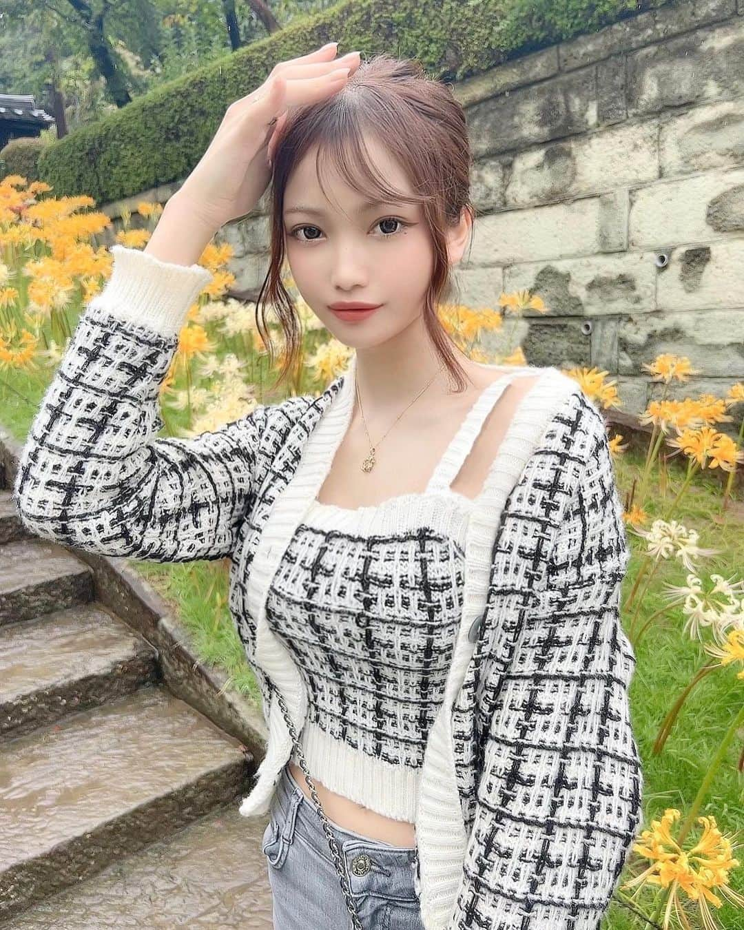 中原鈴奈のインスタグラム：「色んな種類の彼岸花が咲いてて綺麗だった✨  季節もいよいよ秋だね🍂 • • •  #西方寺 #彼岸花#曼珠沙華  #お花#黄色 #ニット #clusteramaryllis #flowers#temple #instalike  #likesforlike #followers #ootd  #fashion#code #时尚」