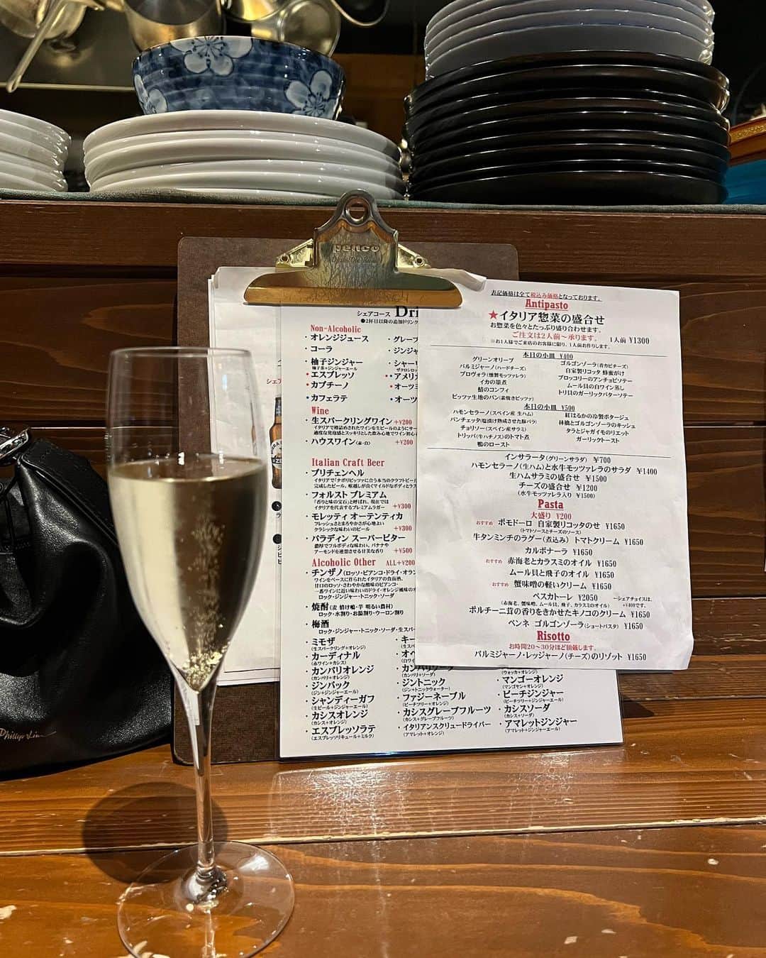 原日出子さんのインスタグラム写真 - (原日出子Instagram)「和歌山 お一人様 ディナー✨ ホテルから ふらっと歩いて イタリアンバルへ…☺️ お一人様に優しいカウンター👍 そして あれこれ食べたい人に嬉しい 前菜の盛り合わせ💖￼ スパークリングワインと一緒にいただきました。 トリ貝の ガーリックバターソテーを追加して 白ワインも。 ピッツァが美味しそうだけど 大きさ的に 1人では食べきれそうもなく😢 魚介いっぱいの ペスカトーレを 麺少なめお願いしました。 デザートとコーヒーを頼むか 散々悩んだ末 赤ワイン🍷を 一杯頂いております w 明日も撮影😅 これにて終了致します☺️  #お仕事旅 #お一人様ディナー #ふらっと #初めての街 #イタリアンバル #カウンター好き #ご馳走さまでした #和歌山にて」10月7日 21時21分 - hara_hideko