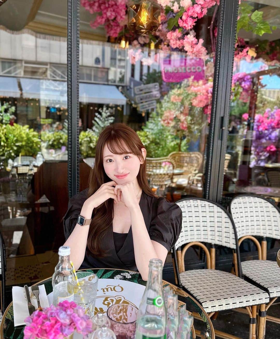 中村このみのインスタグラム：「.  お花が可愛すぎたcafe🍽️☕️♡ .  #Paris#France#パリ#パリ旅行#フランス#フランス旅行#海外#海外旅行#旅行コーデ#ワンピース#onepiece#ootd#code#コーディネート#ファッション#カフェ#花#cafe#flower」